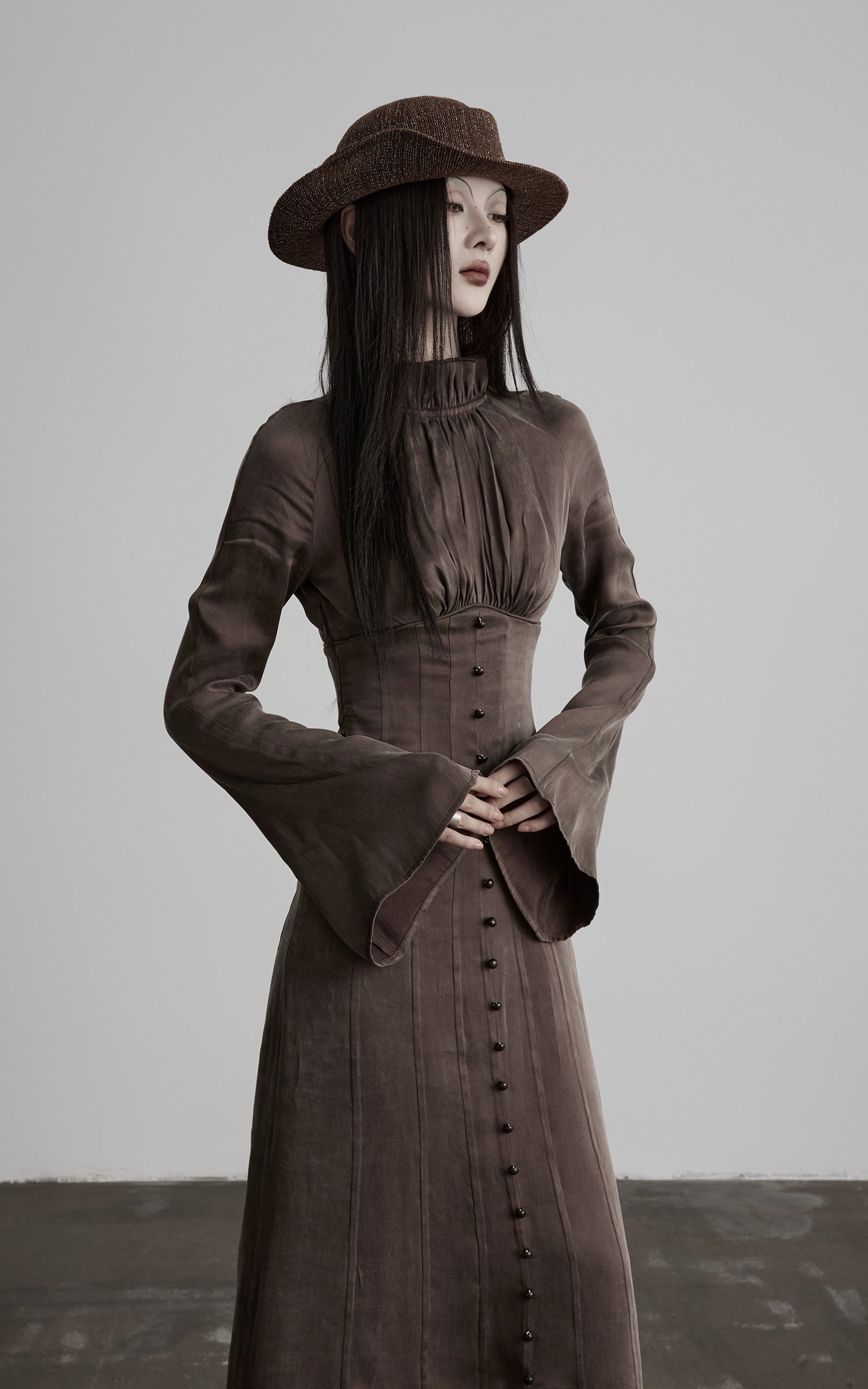 <tc><tc>DOINDULGE</tc></tc> Robe longue gothique à manches évasées et col montant froncé