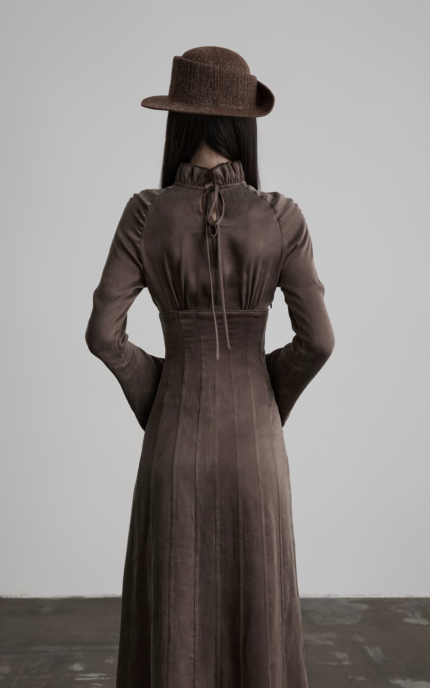 <tc><tc>DOINDULGE</tc></tc> Robe longue gothique à manches évasées et col montant froncé