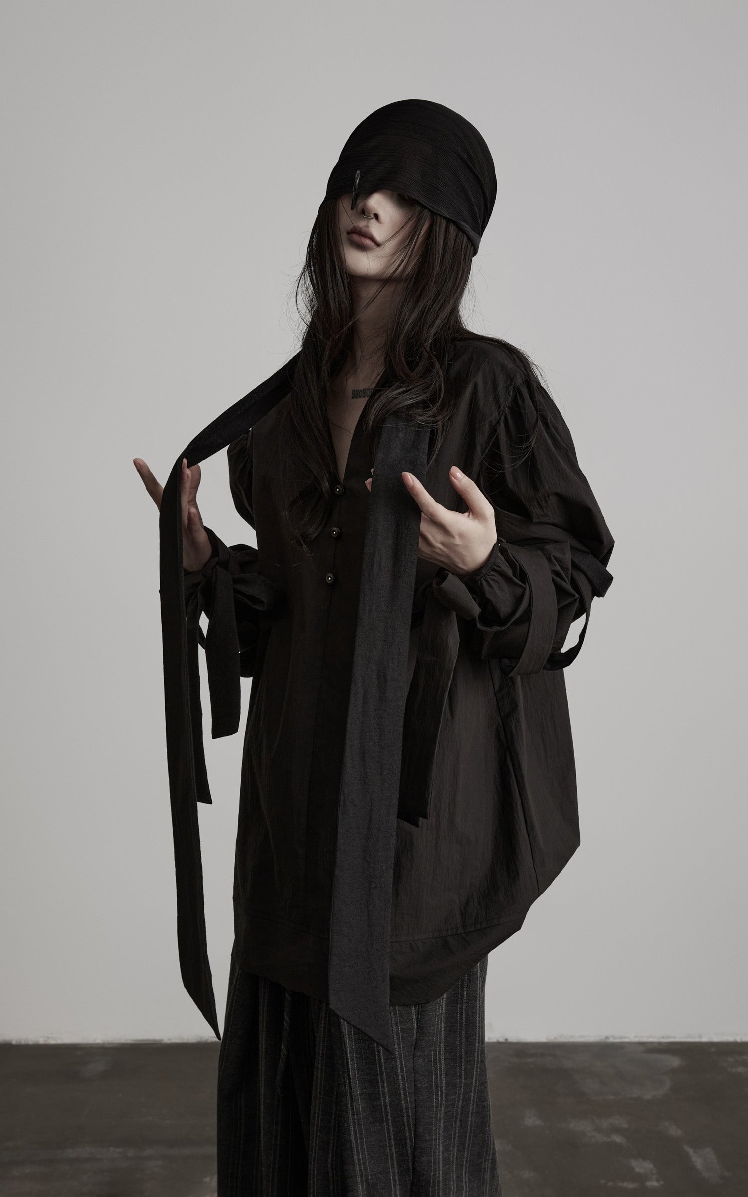 <tc>DOINDULGE</tc> 彫刻的リボンスリーブハイネックシャツ