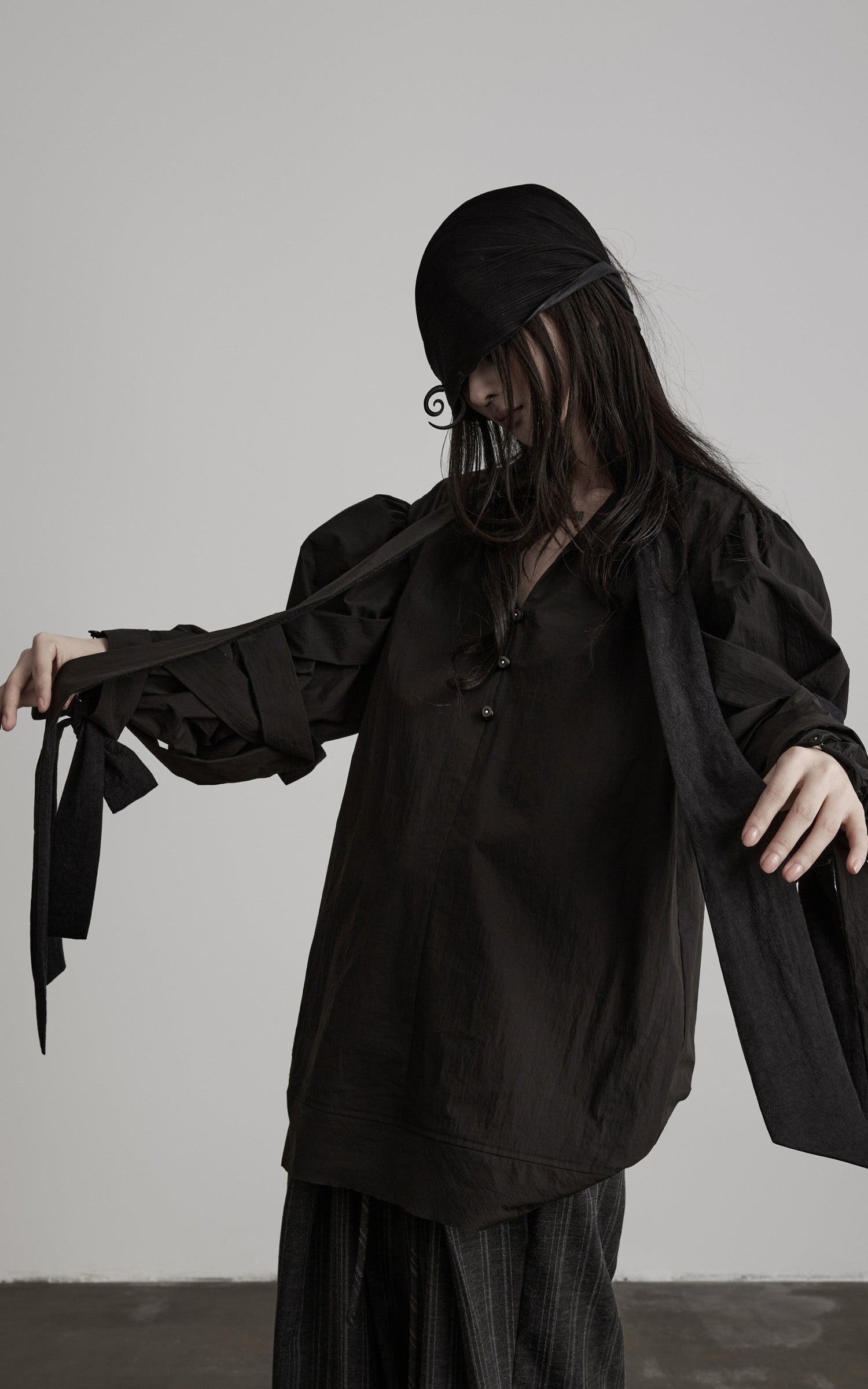 <tc>DOINDULGE</tc> 彫刻的リボンスリーブハイネックシャツ