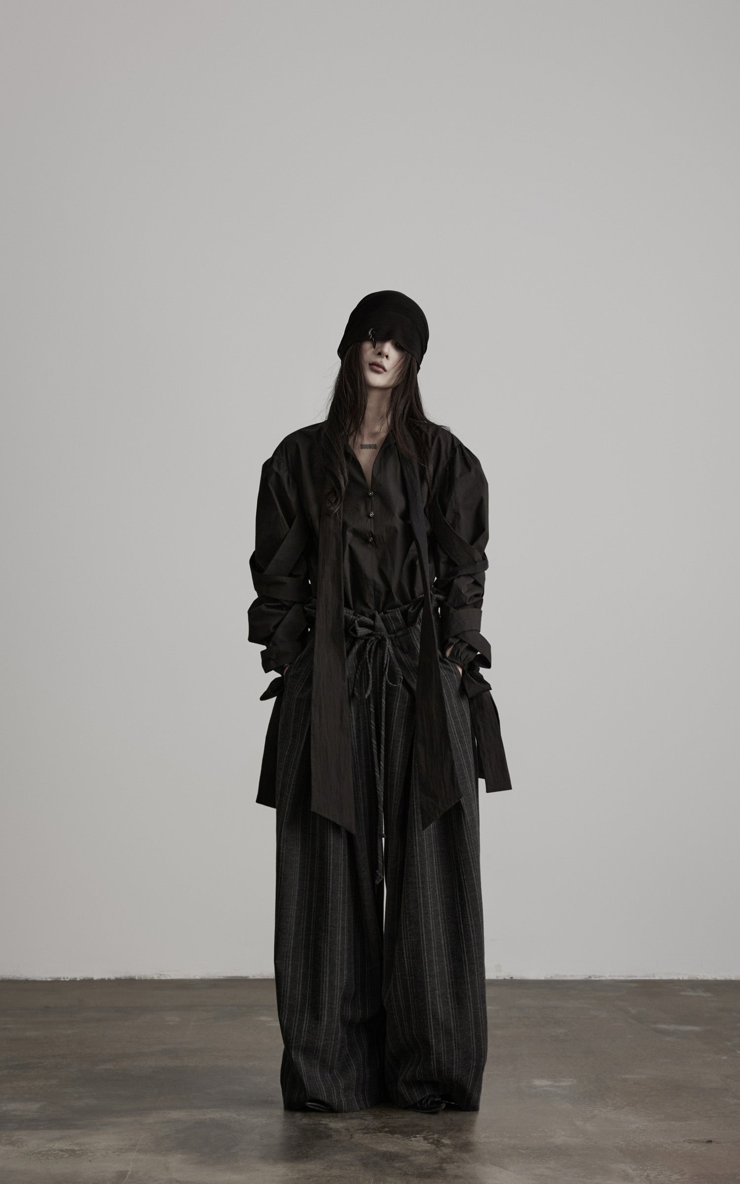 <tc>DOINDULGE</tc> 彫刻的リボンスリーブハイネックシャツ