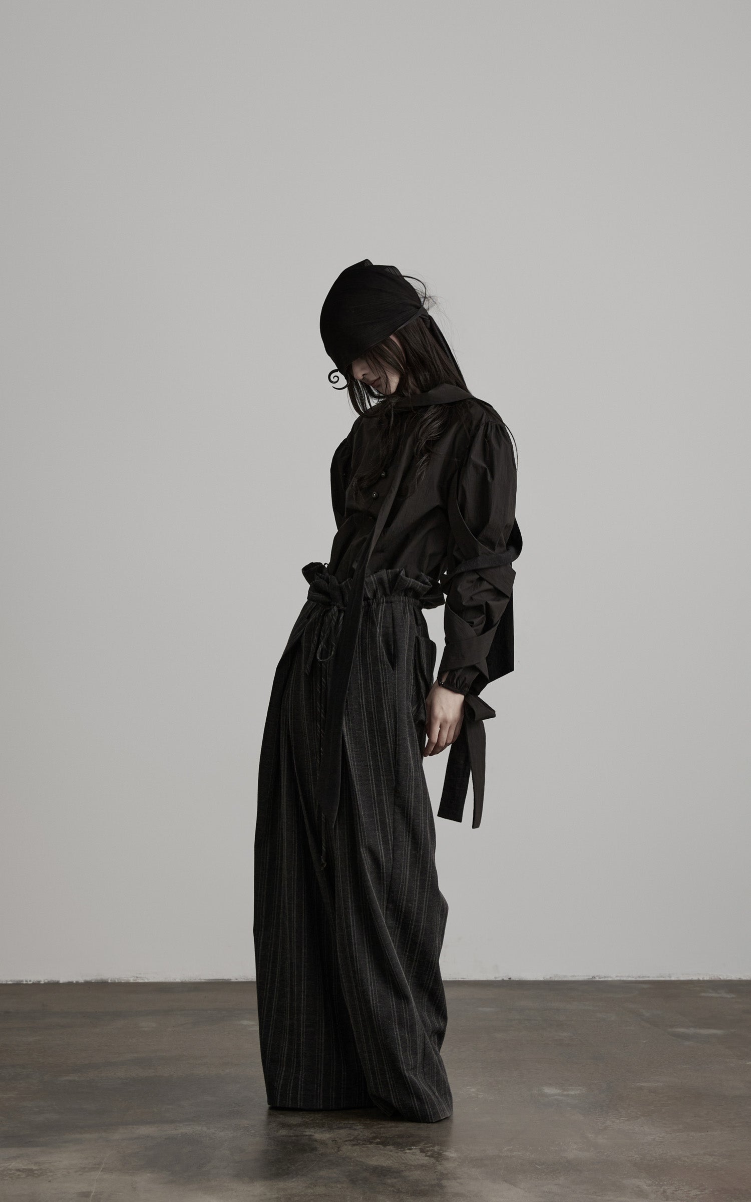<tc>DOINDULGE</tc> 彫刻的リボンスリーブハイネックシャツ