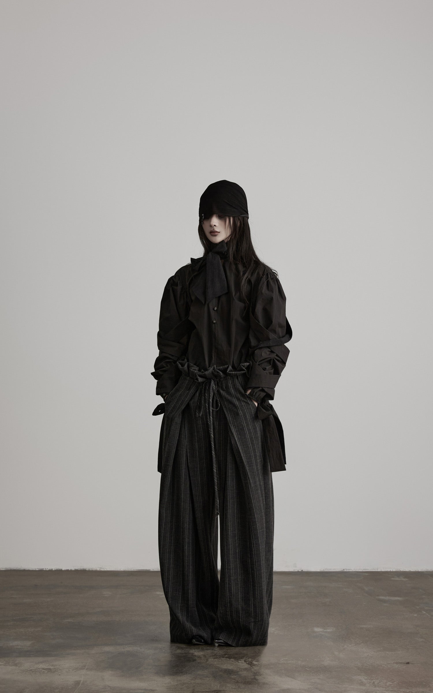 <tc>DOINDULGE</tc> 彫刻的リボンスリーブハイネックシャツ