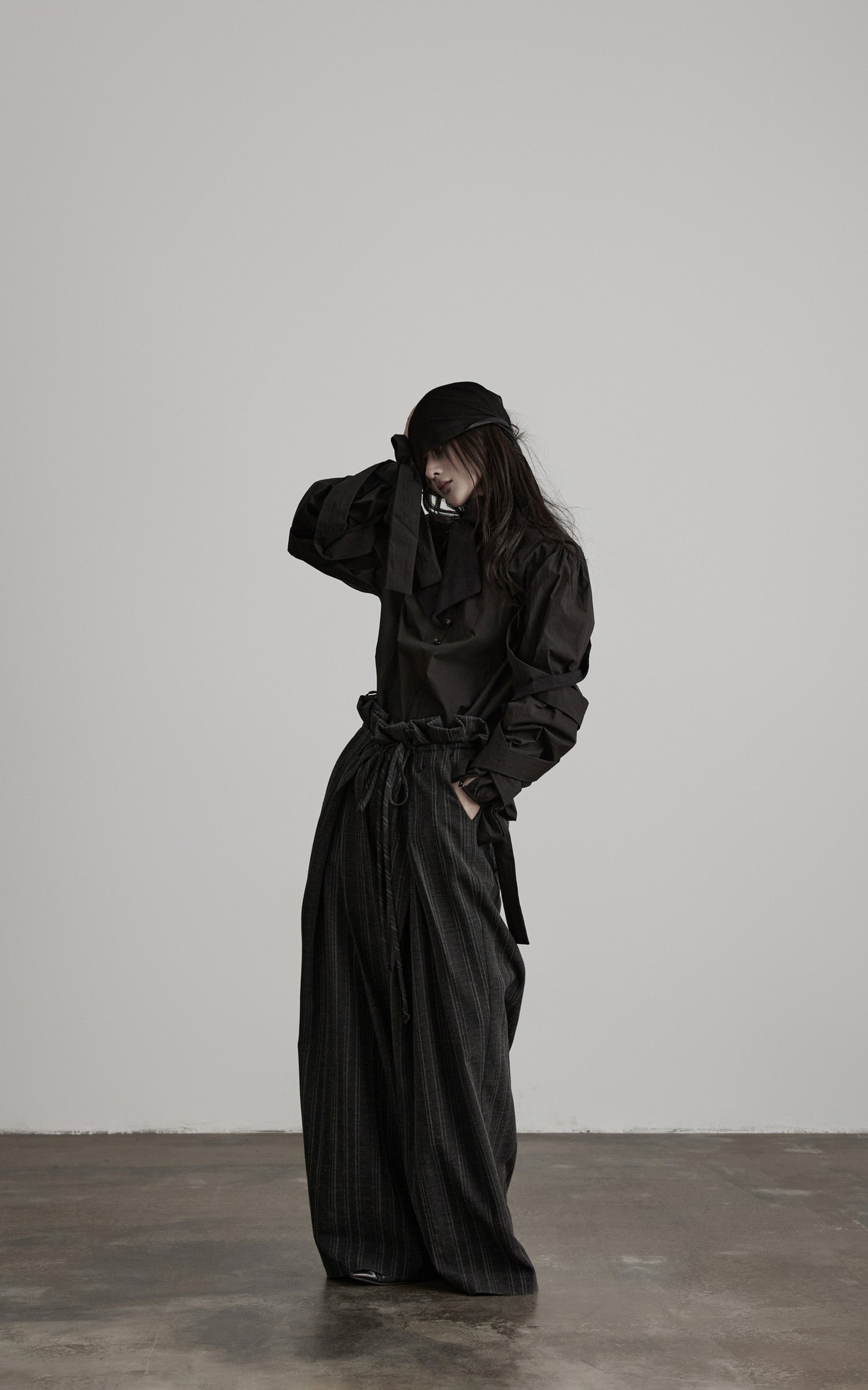 <tc>DOINDULGE</tc> 彫刻的リボンスリーブハイネックシャツ
