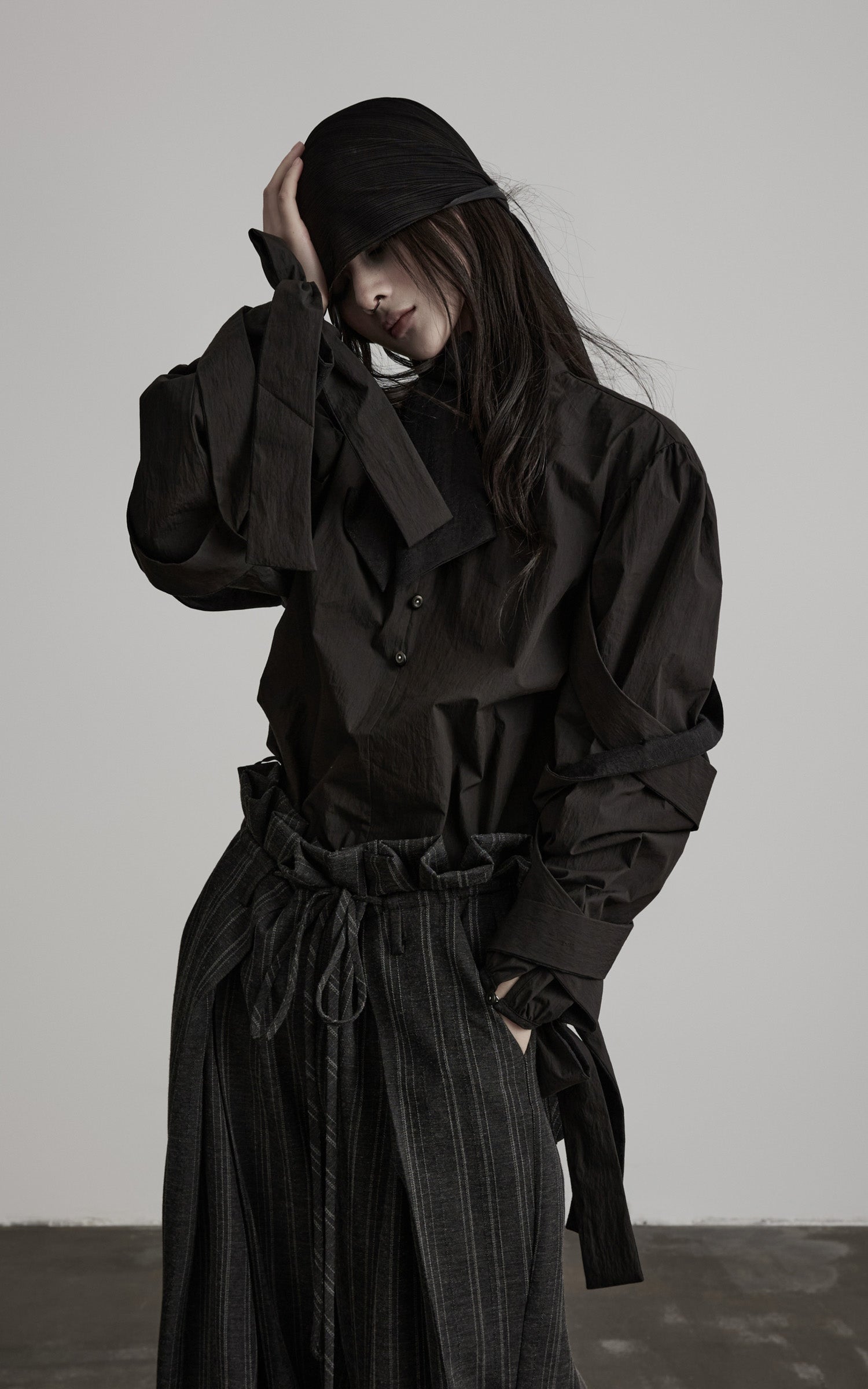 <tc>DOINDULGE</tc> 彫刻的リボンスリーブハイネックシャツ