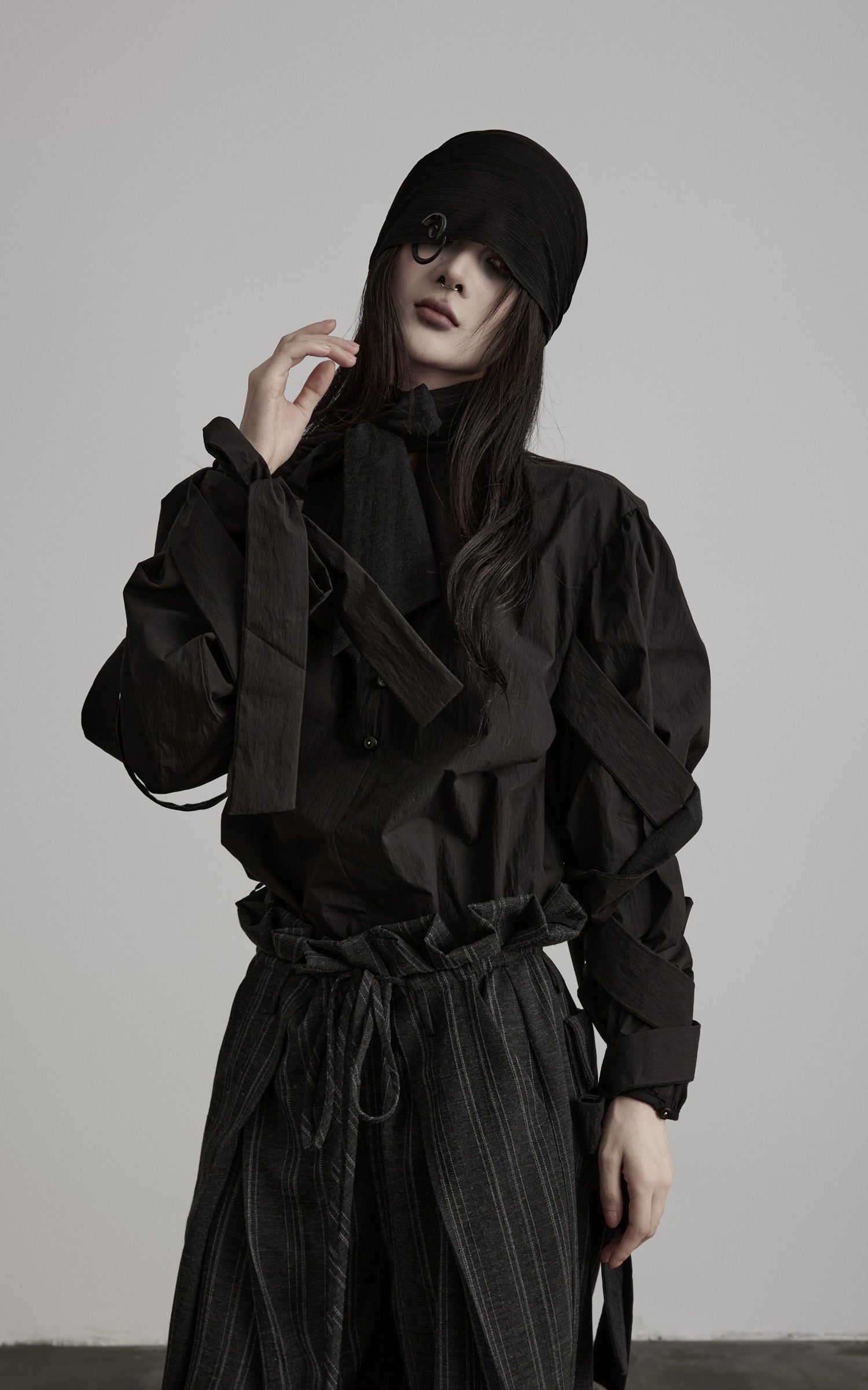 <tc>DOINDULGE</tc> 彫刻的リボンスリーブハイネックシャツ