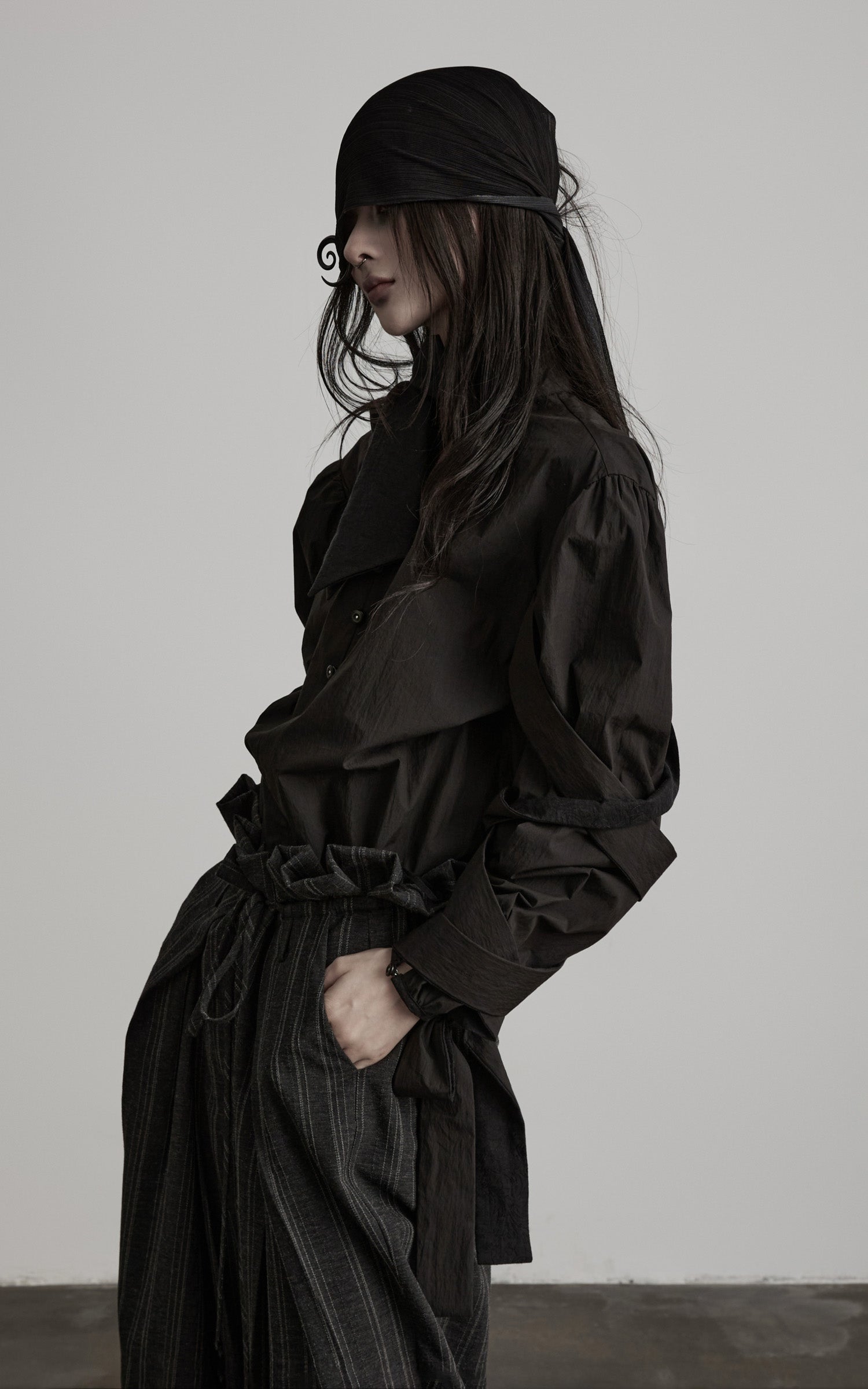 <tc>DOINDULGE</tc> 彫刻的リボンスリーブハイネックシャツ