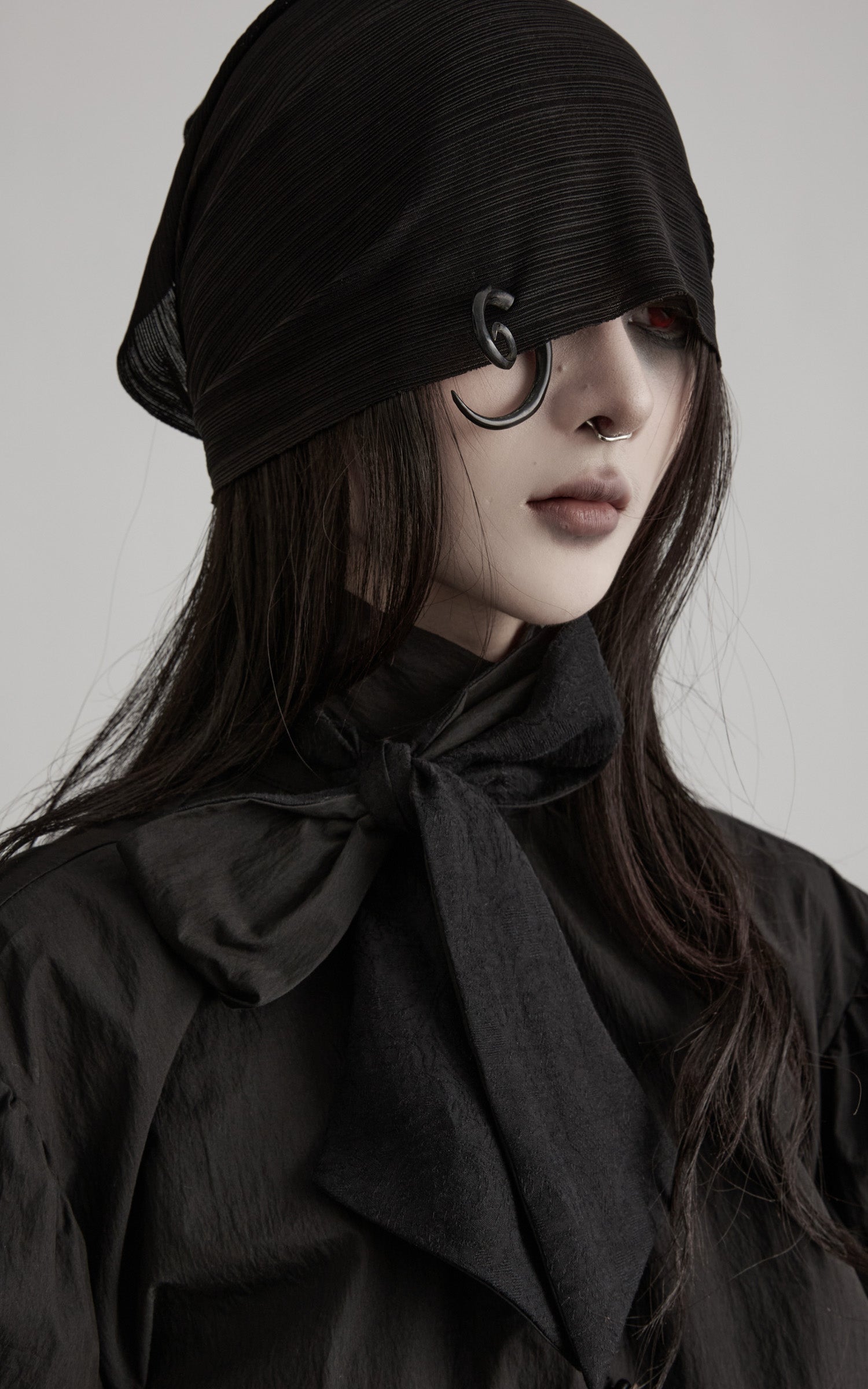 <tc>DOINDULGE</tc> 彫刻的リボンスリーブハイネックシャツ