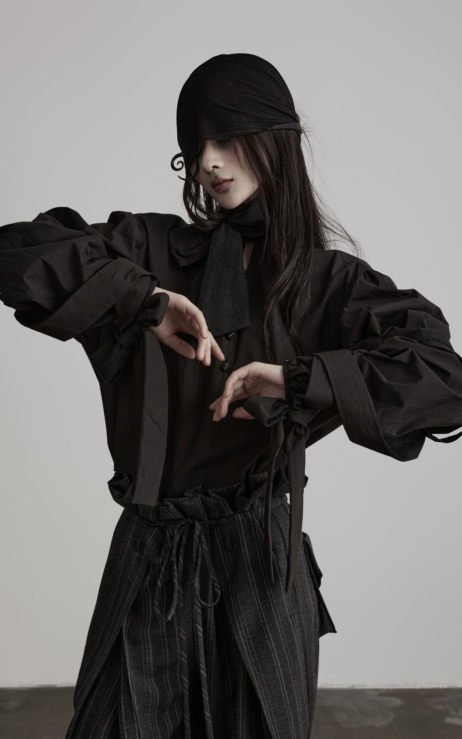 <tc>DOINDULGE</tc> 彫刻的リボンスリーブハイネックシャツ