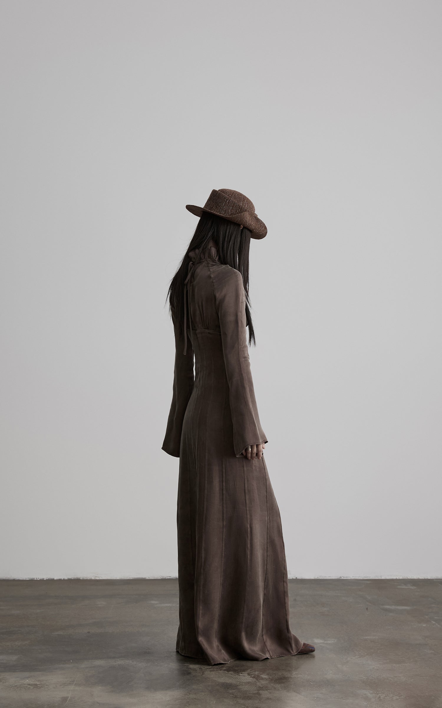 <tc><tc>DOINDULGE</tc></tc> Robe longue gothique à manches évasées et col montant froncé
