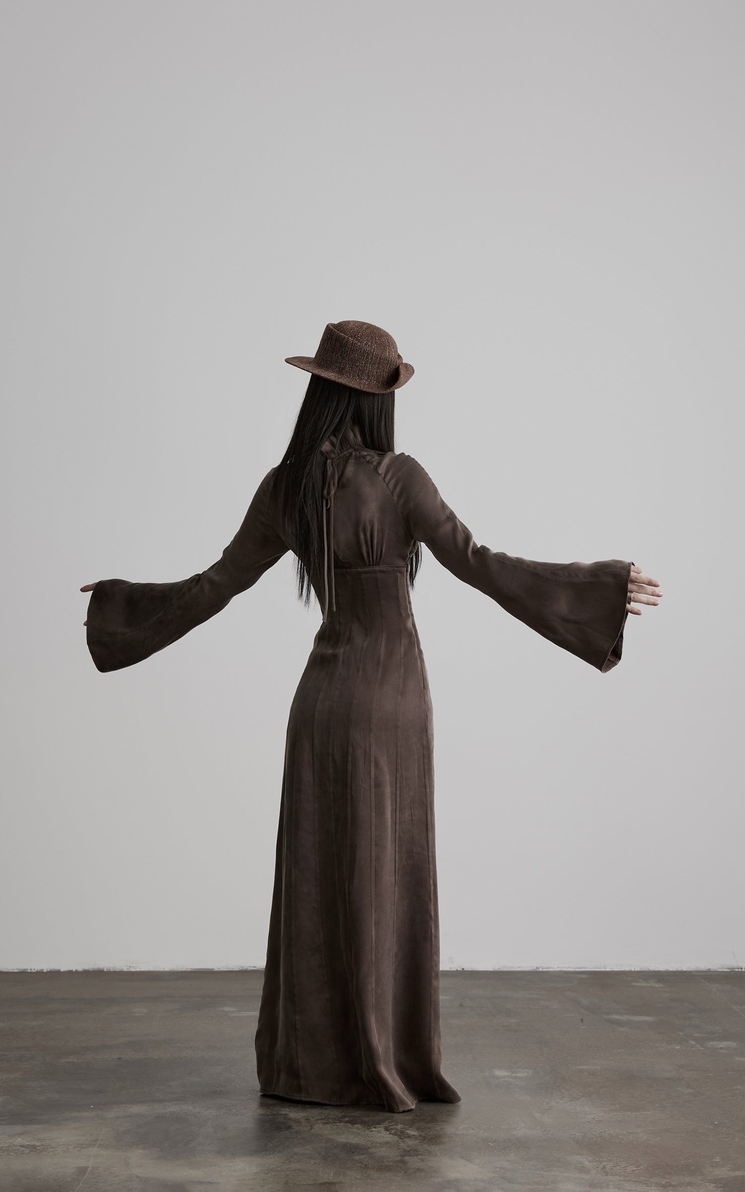 <tc><tc>DOINDULGE</tc></tc> Robe longue gothique à manches évasées et col montant froncé