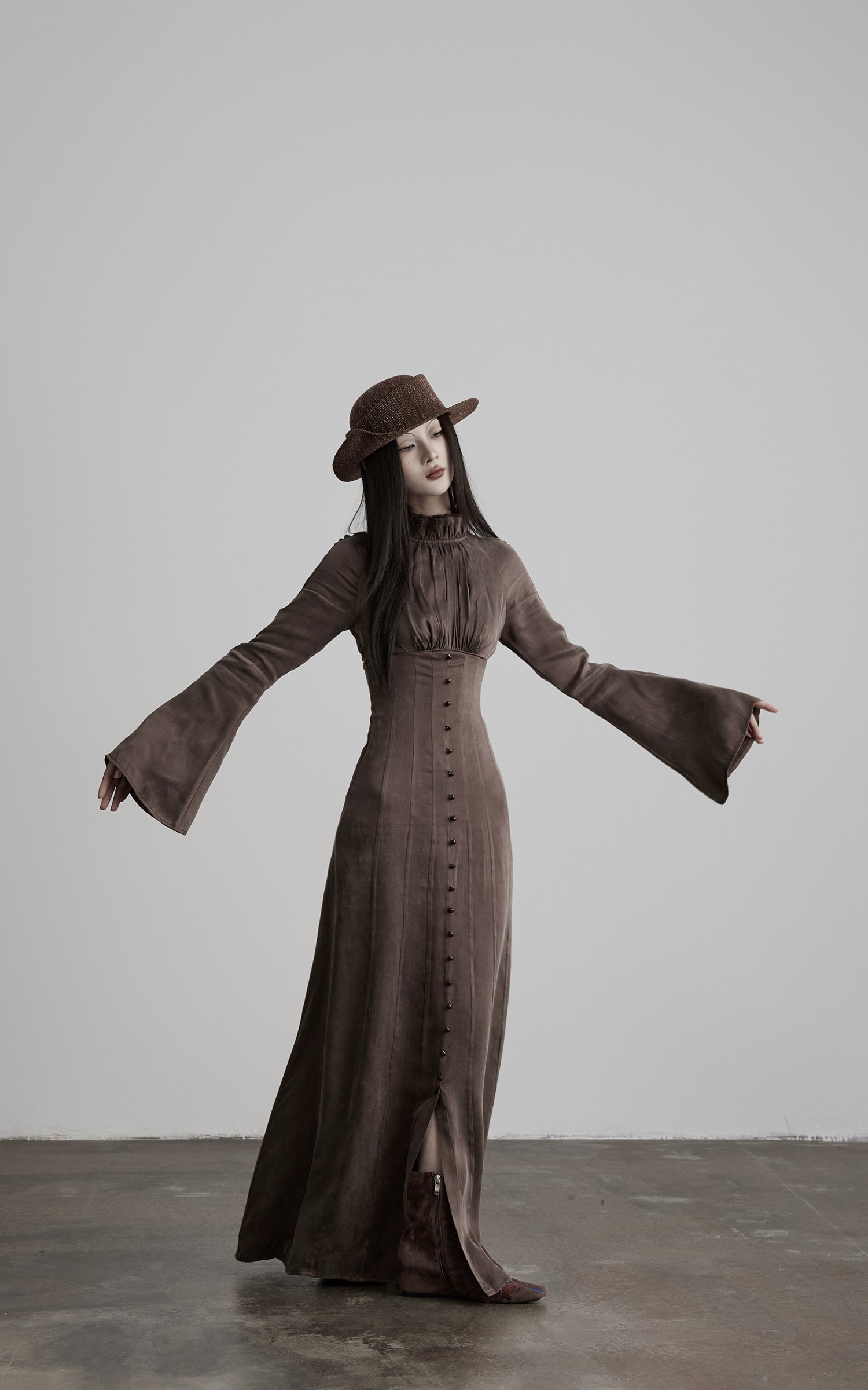 <tc><tc>DOINDULGE</tc></tc> Robe longue gothique à manches évasées et col montant froncé