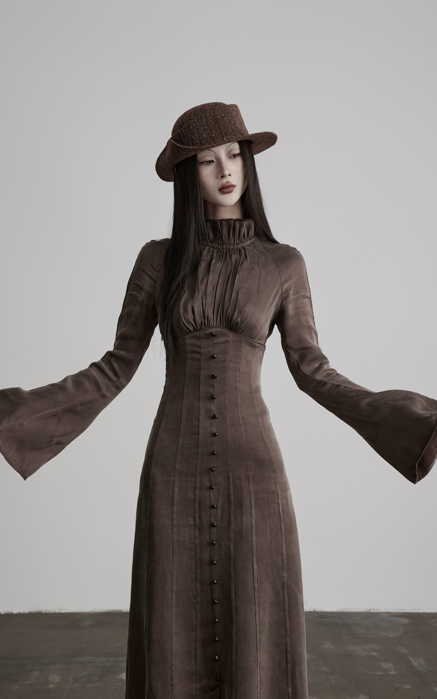 <tc><tc>DOINDULGE</tc></tc> Robe longue gothique à manches évasées et col montant froncé
