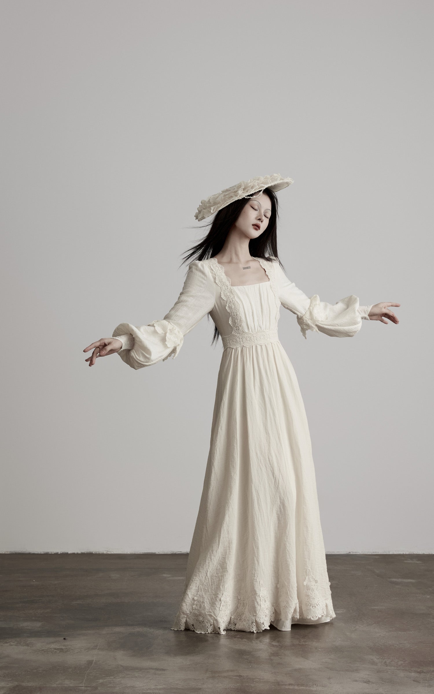 <tc>DOINDULGE</tc> Spitzenkleid mit Struktur und eckigem Ausschnitt, lang