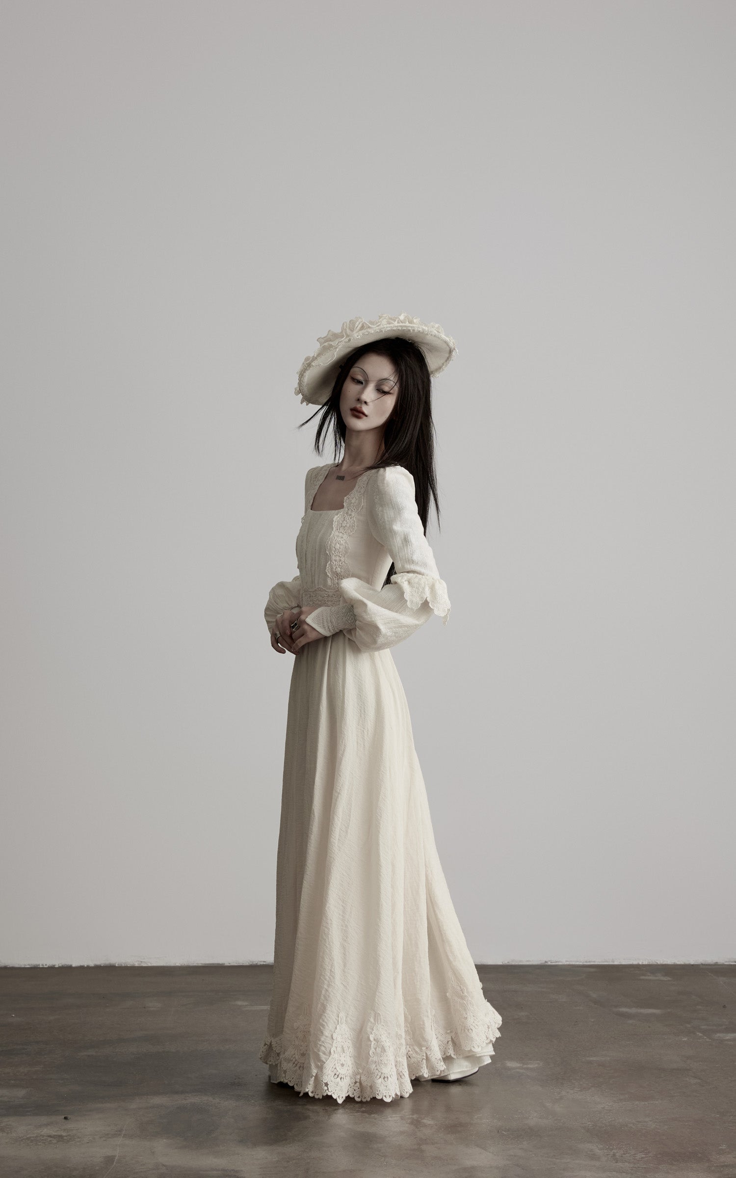 <tc><tc>DOINDULGE</tc></tc> Robe longue en dentelle à encolure carrée structurée