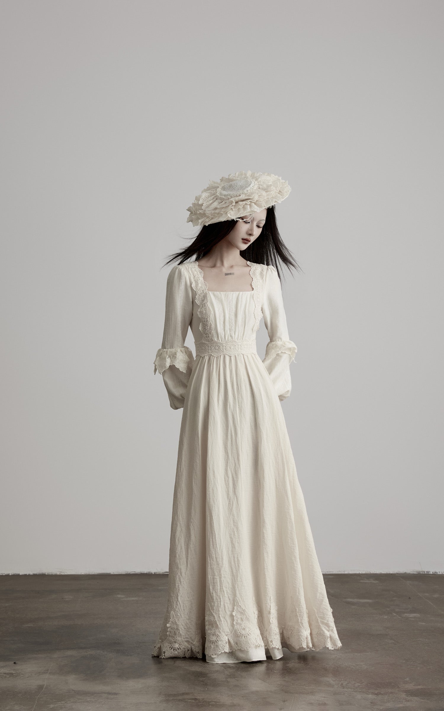 <tc><tc>DOINDULGE</tc></tc> Robe longue en dentelle à encolure carrée structurée
