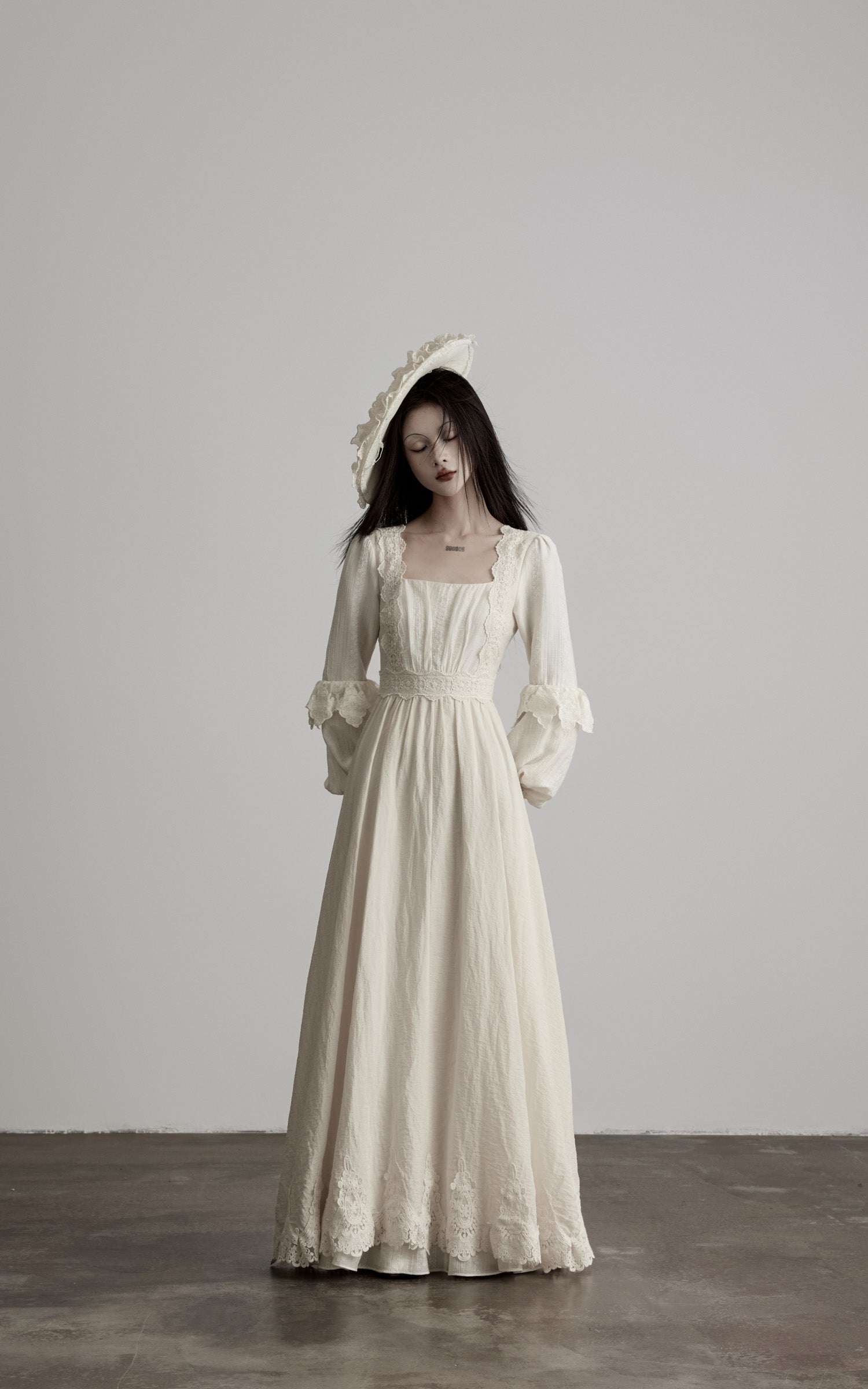 <tc><tc>DOINDULGE</tc></tc> Robe longue en dentelle à encolure carrée structurée