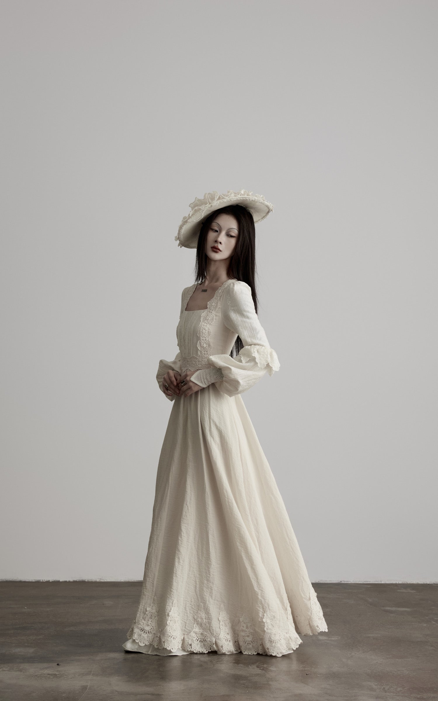 <tc><tc>DOINDULGE</tc></tc> Robe longue en dentelle à encolure carrée structurée