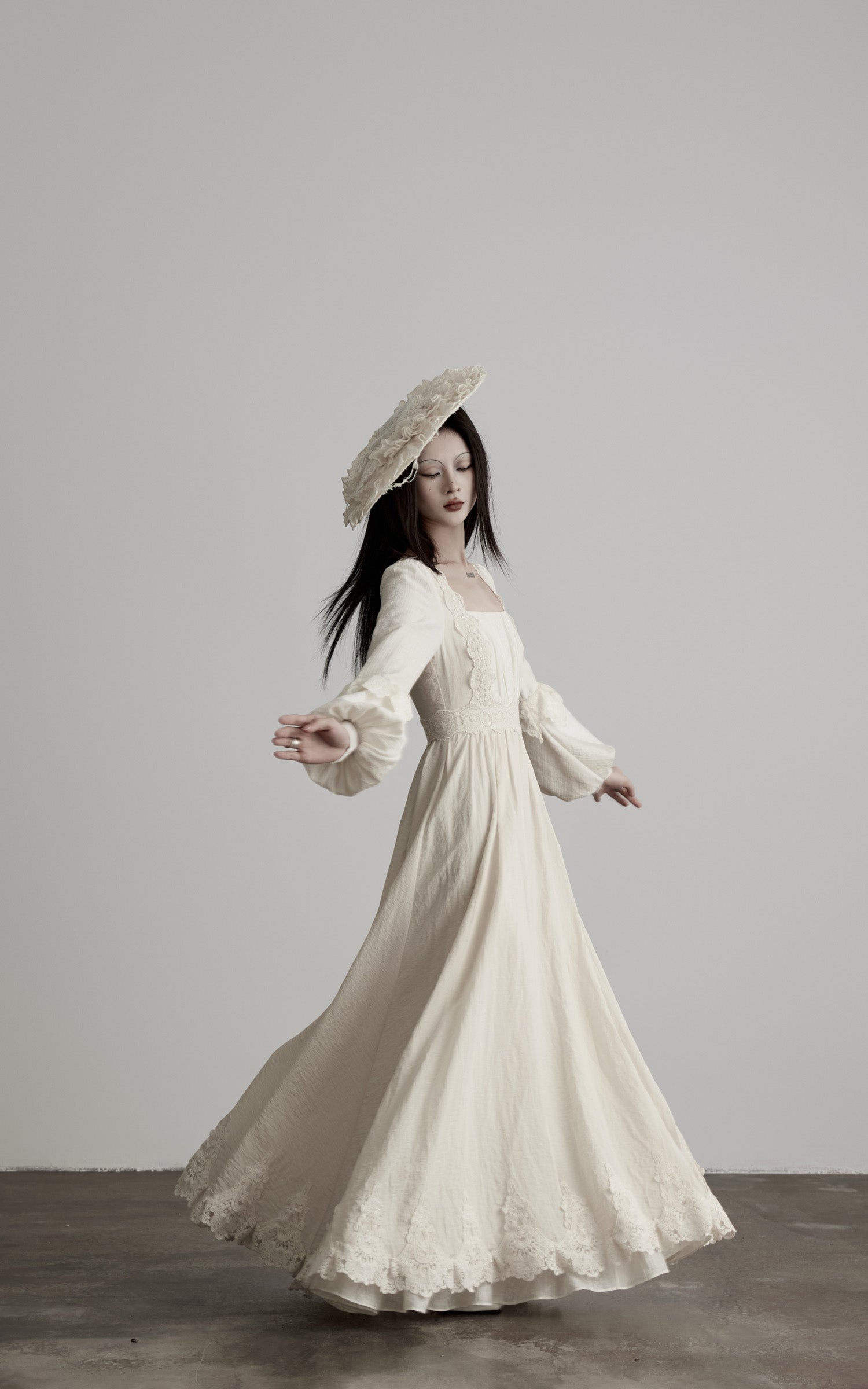 <tc><tc>DOINDULGE</tc></tc> Robe longue en dentelle à encolure carrée structurée