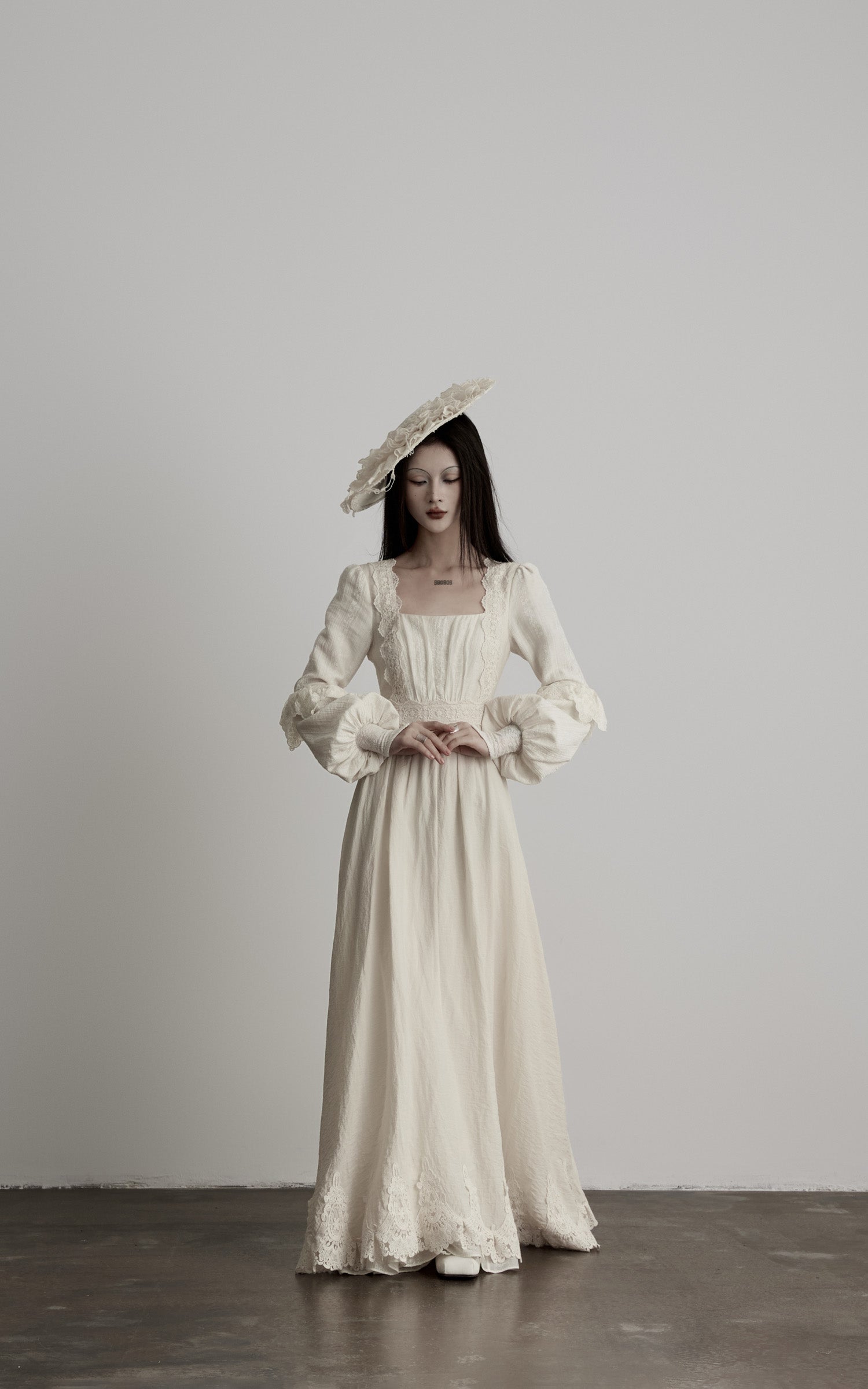 <tc><tc>DOINDULGE</tc></tc> Robe longue en dentelle à encolure carrée structurée