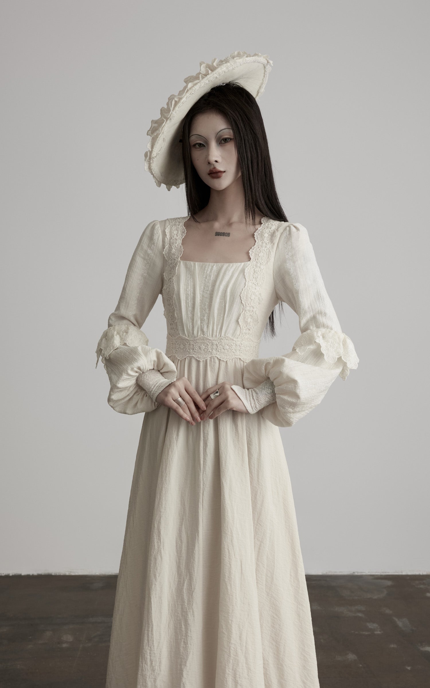 <tc><tc>DOINDULGE</tc></tc> Robe longue en dentelle à encolure carrée structurée