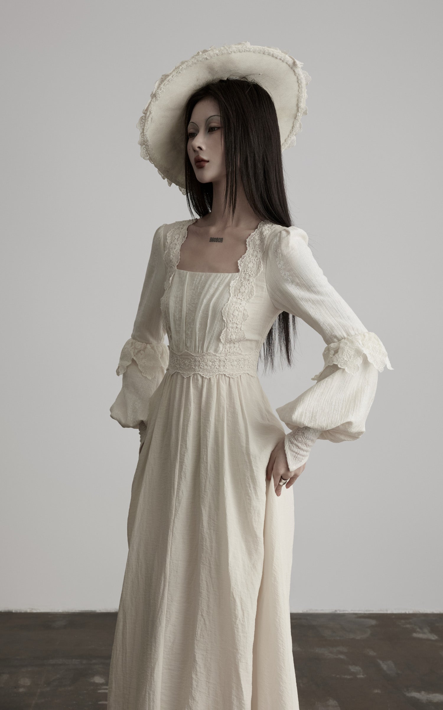<tc><tc>DOINDULGE</tc></tc> Robe longue en dentelle à encolure carrée structurée