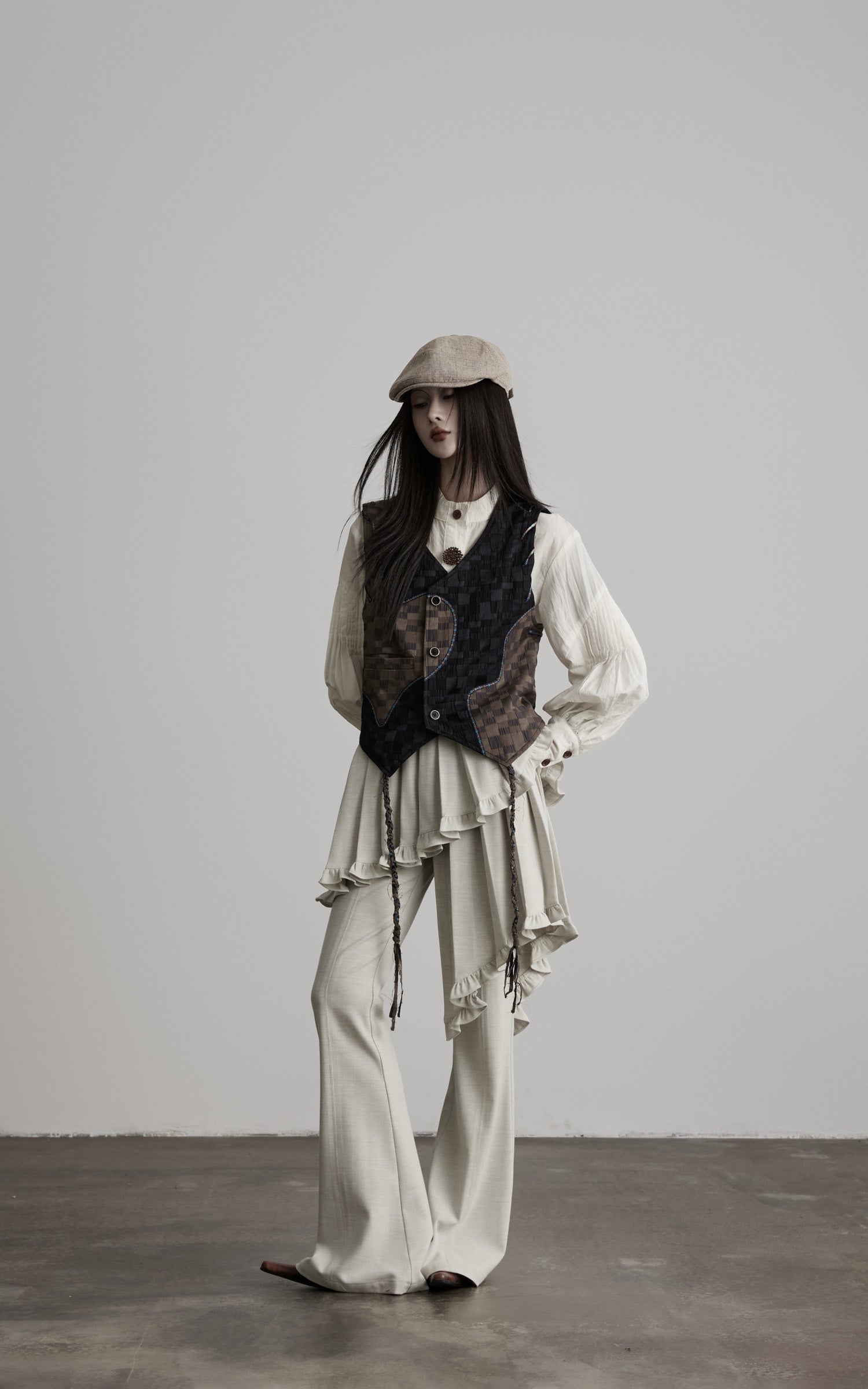 <tc>DOINDULGE</tc> Asymmetrische Patchwork-Strukturweste