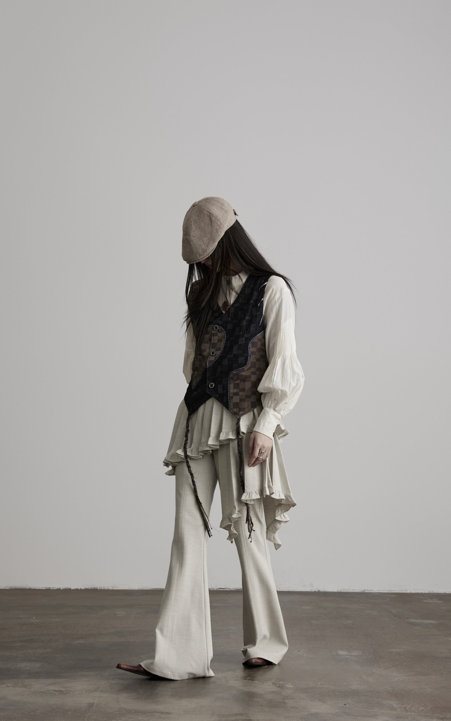 <tc>DOINDULGE</tc> Asymmetrische Patchwork-Strukturweste
