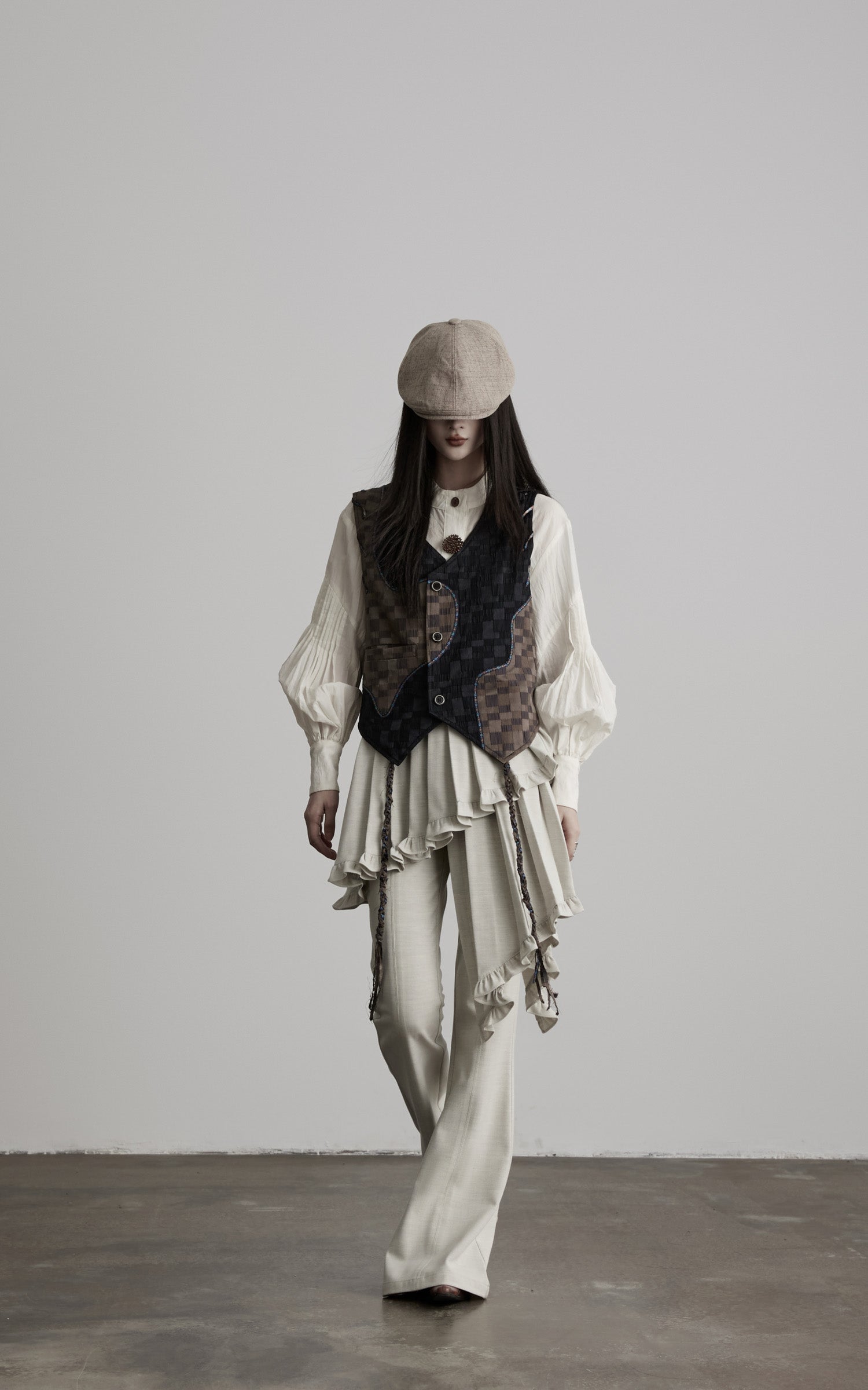 <tc>DOINDULGE</tc> Asymmetrische Patchwork-Strukturweste