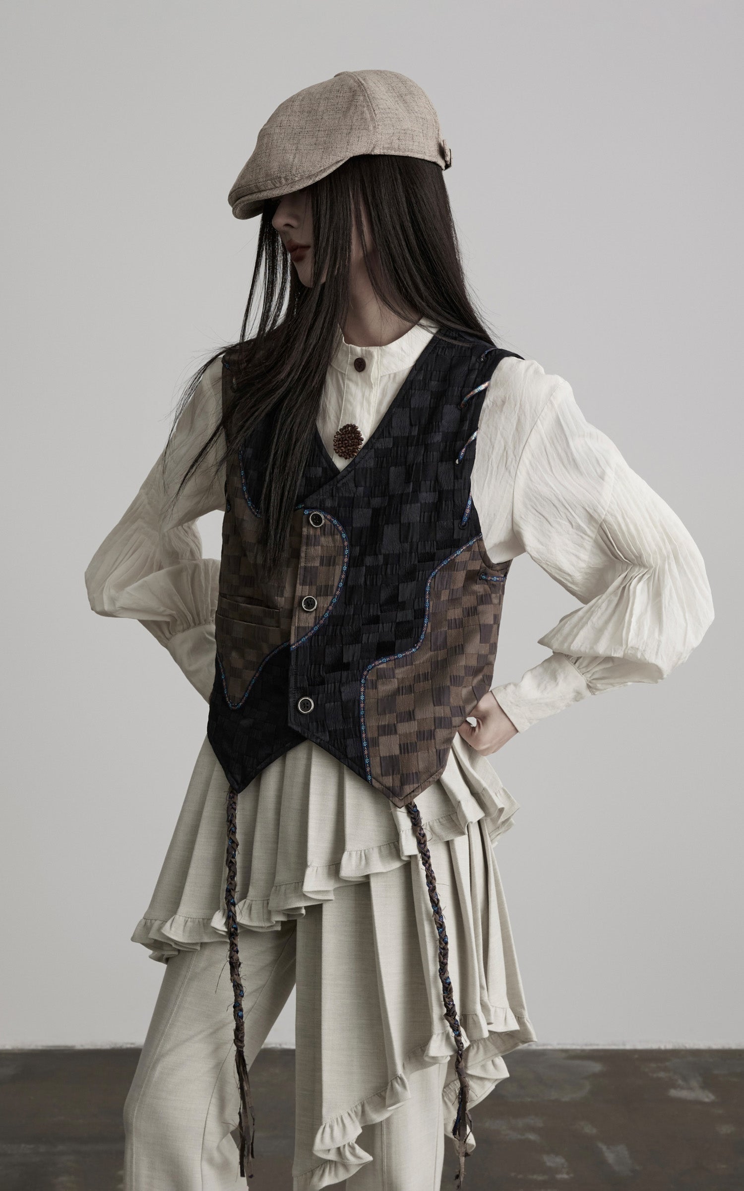 <tc>DOINDULGE</tc> Asymmetrische Patchwork-Strukturweste