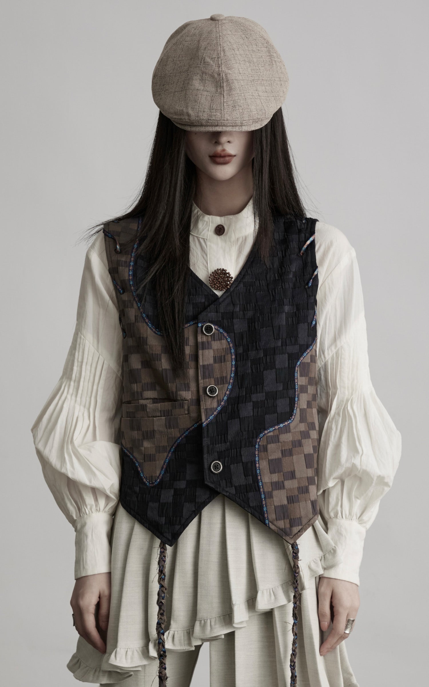<tc>DOINDULGE</tc> Asymmetrische Patchwork-Strukturweste