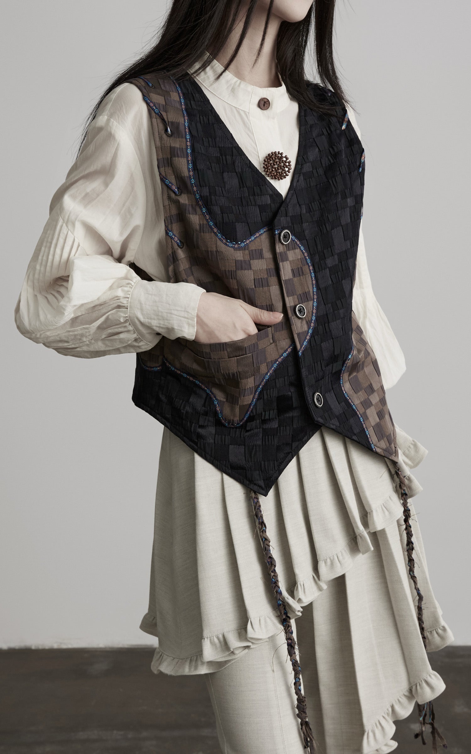 <tc>DOINDULGE</tc> Asymmetrische Patchwork-Strukturweste