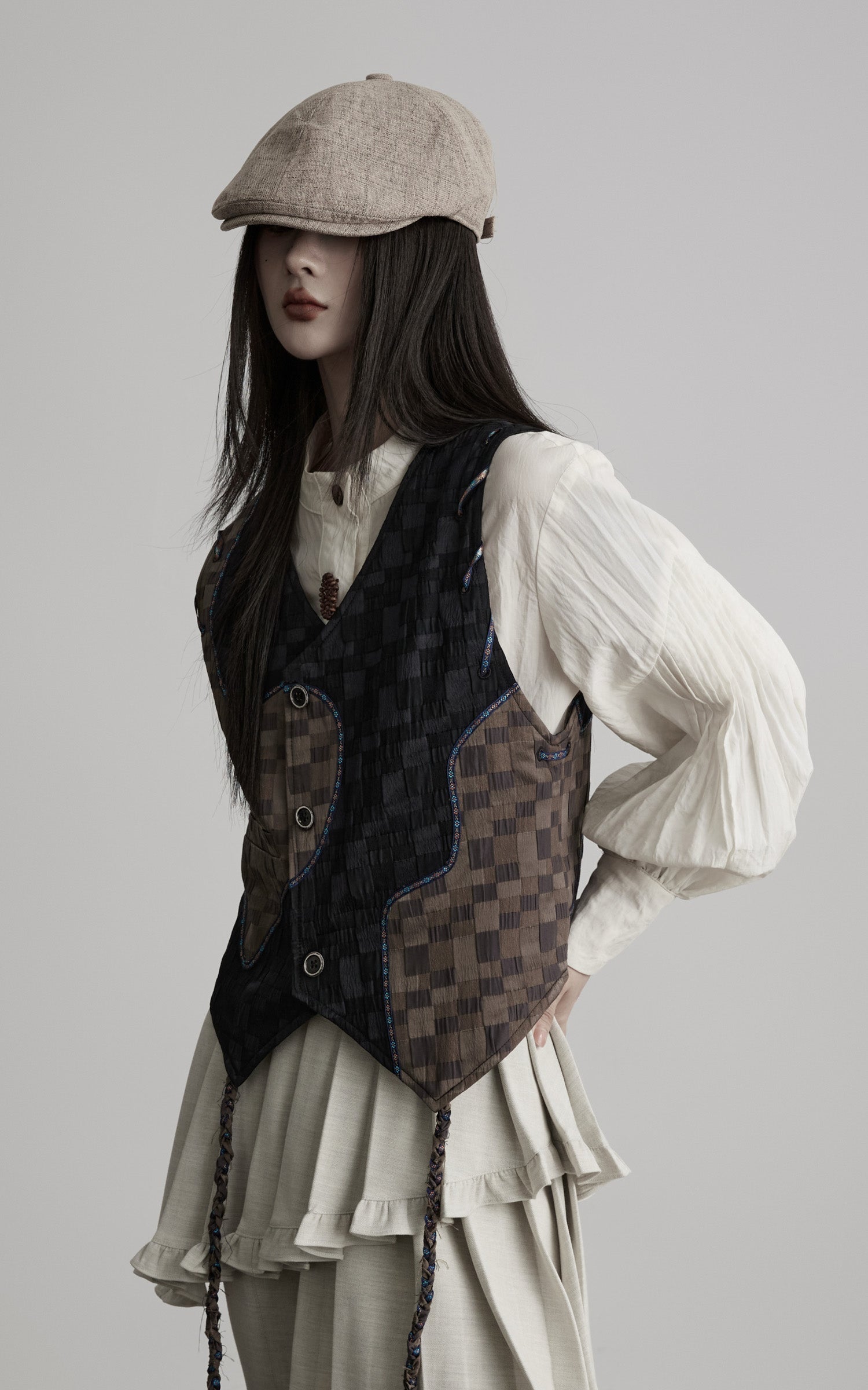 <tc>DOINDULGE</tc> Asymmetrische Patchwork-Strukturweste