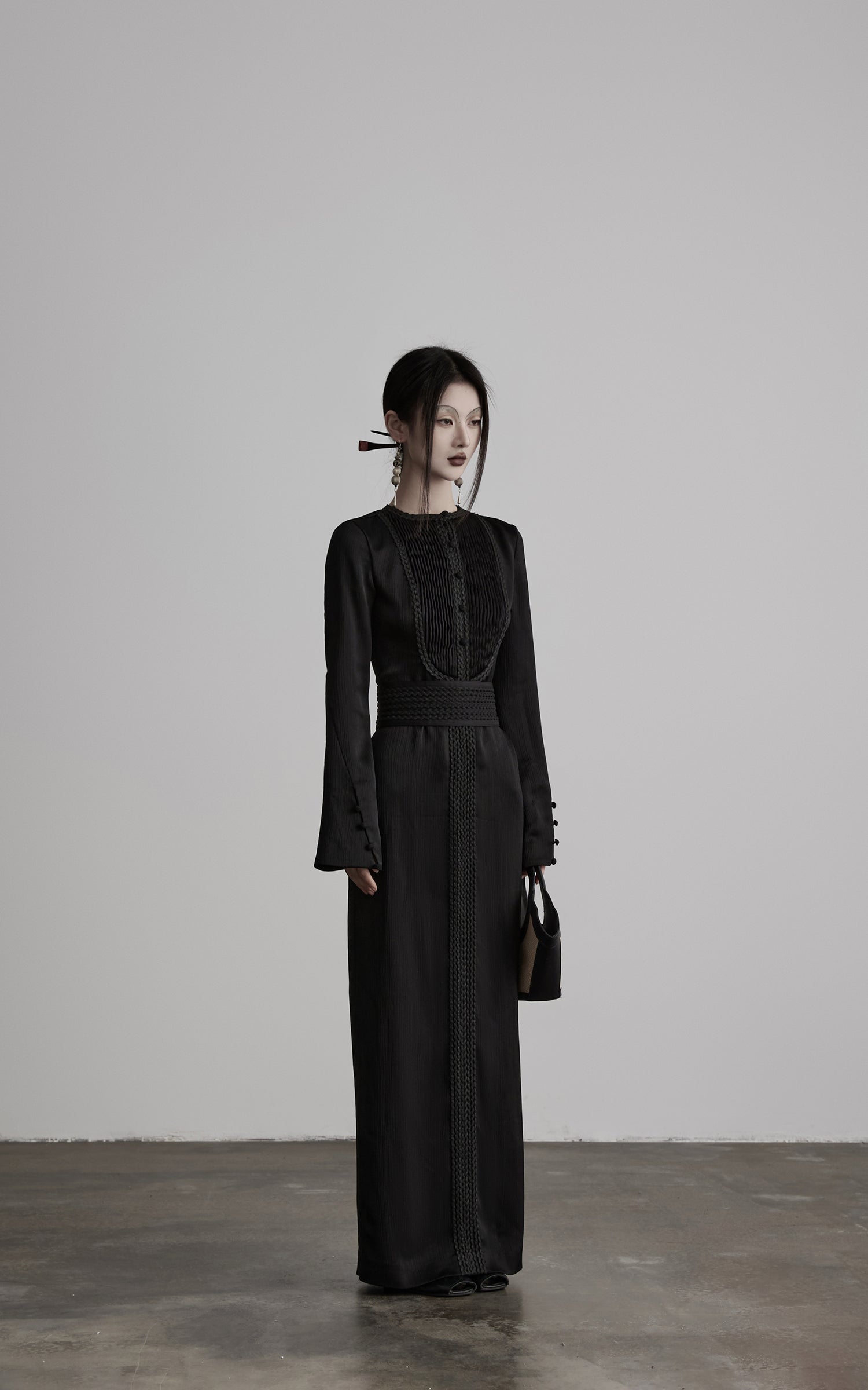 <tc>DOINDULGE</tc> Plissiertes Kleid mit geflochtenem Taillenbund, langen Ärmeln und skulpturalem Maxi-Schnitt