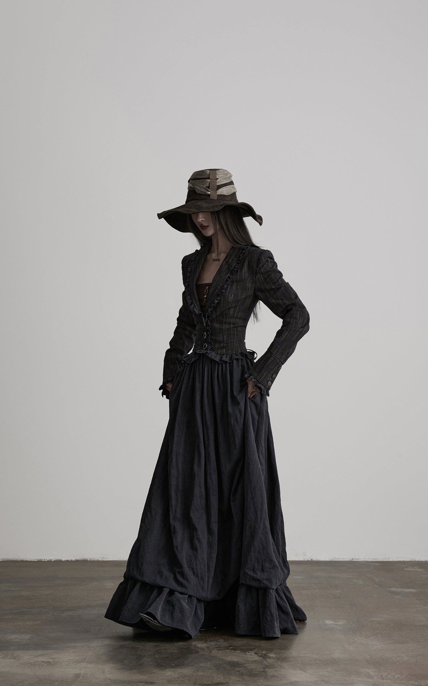 <tc>DOINDULGE</tc> Robe longue gothique structurée à rayures fines
