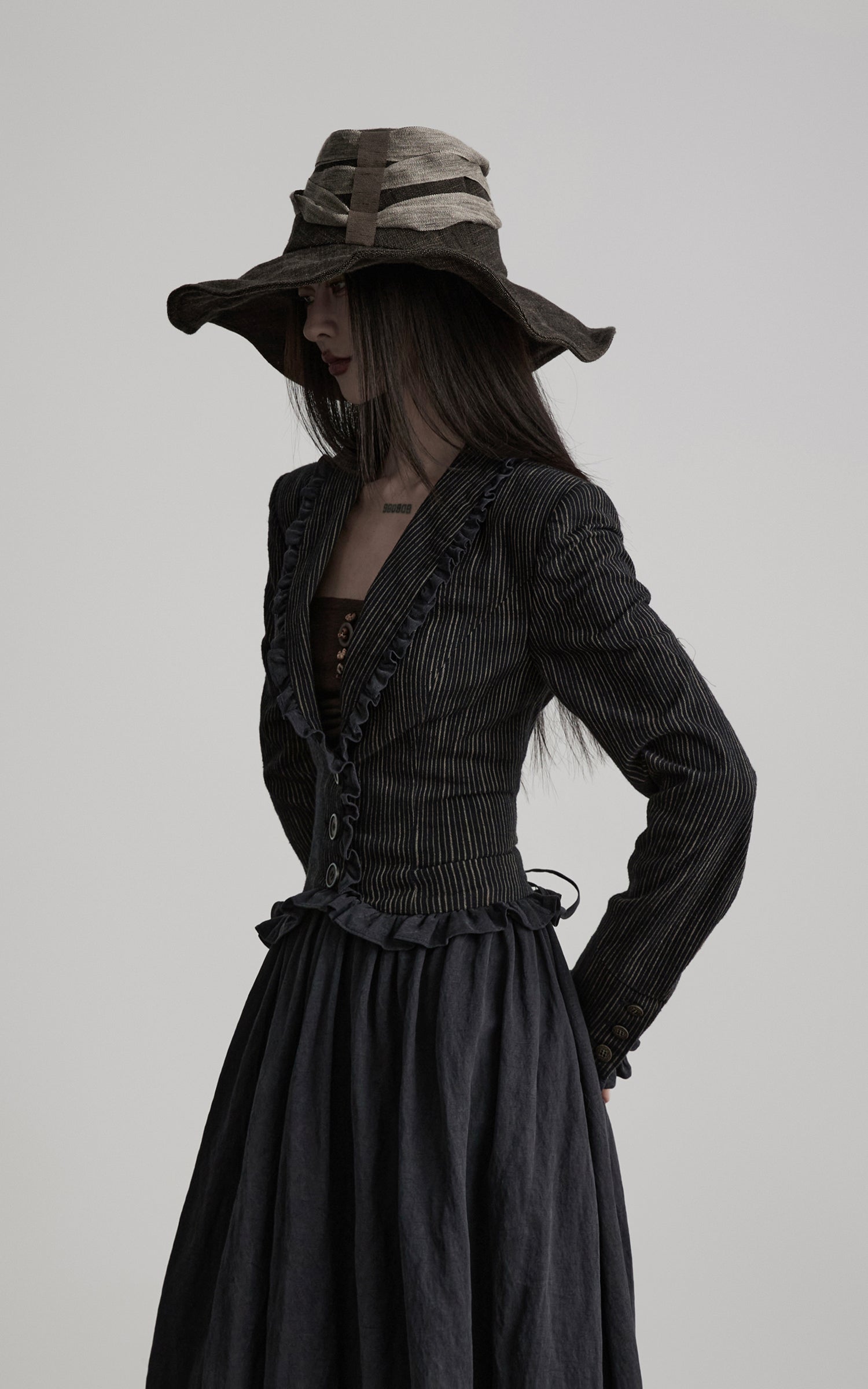 <tc>DOINDULGE</tc> Robe longue gothique structurée à rayures fines