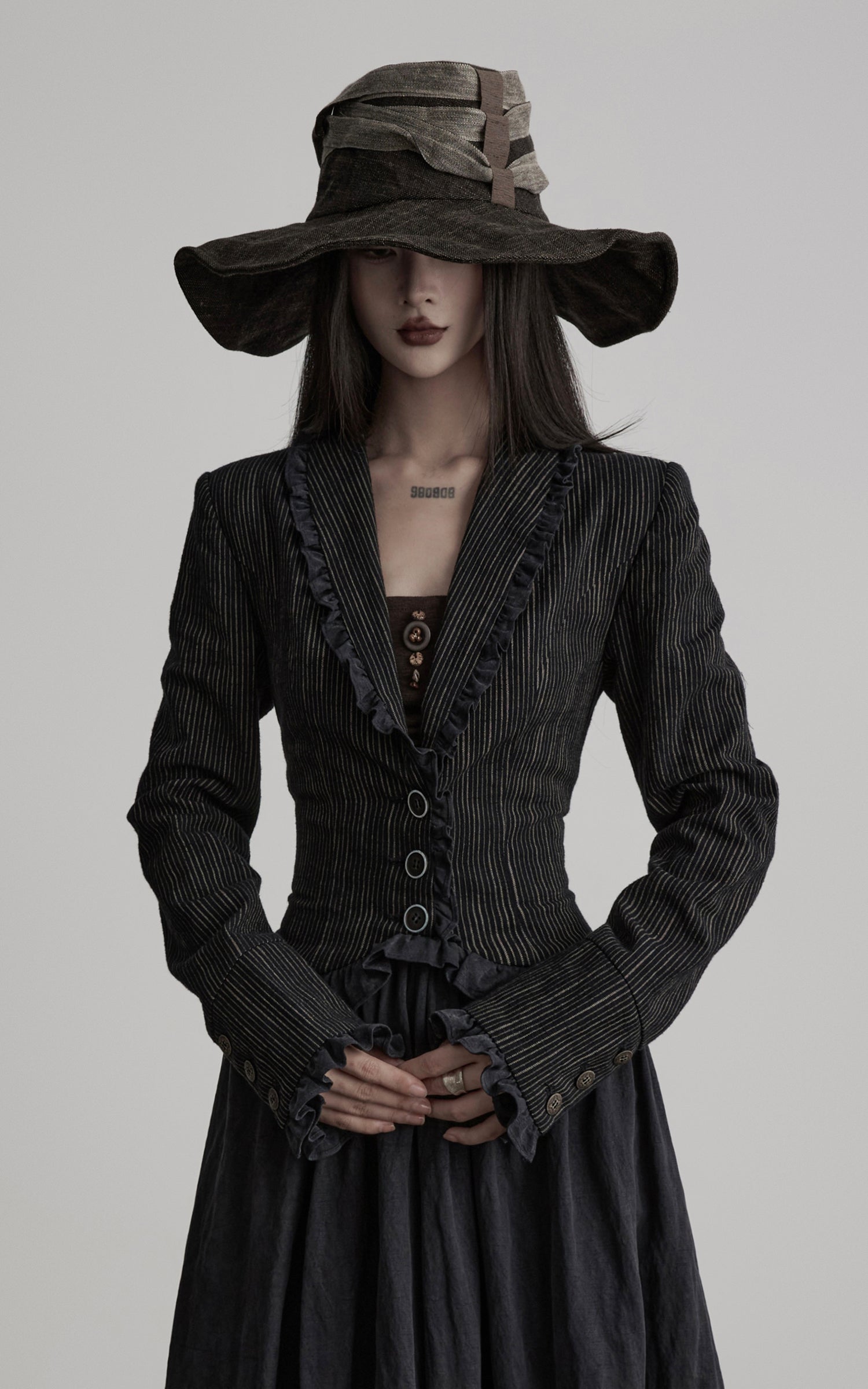 <tc>DOINDULGE</tc> Robe longue gothique structurée à rayures fines