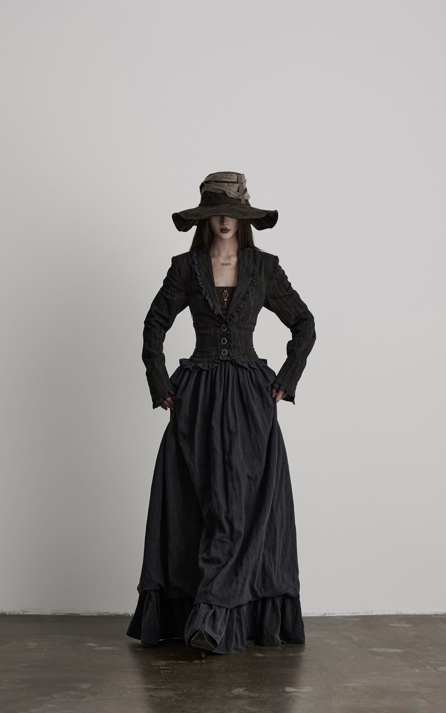 <tc>DOINDULGE</tc> Robe longue gothique structurée à rayures fines