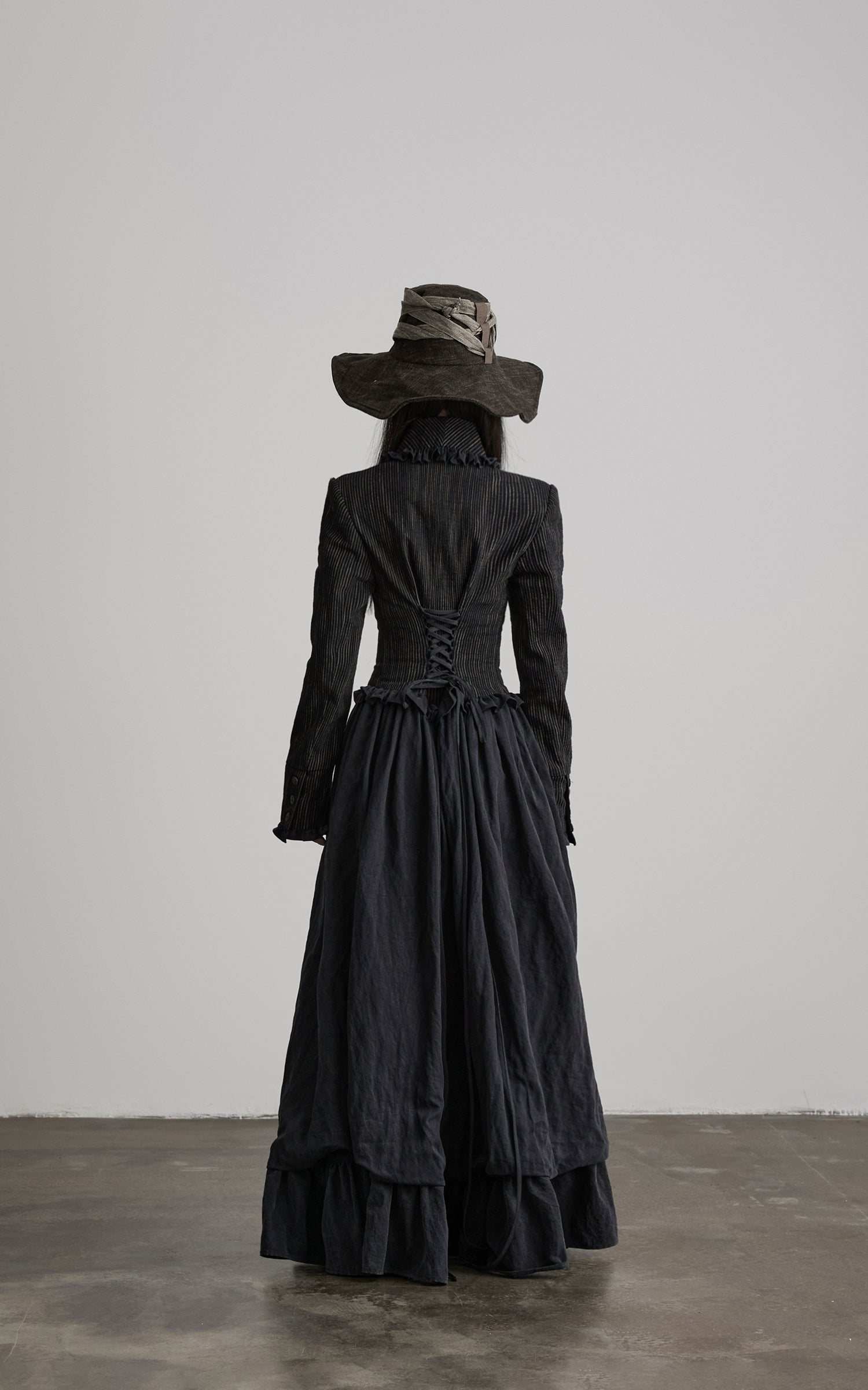 <tc>DOINDULGE</tc> Robe longue gothique structurée à rayures fines