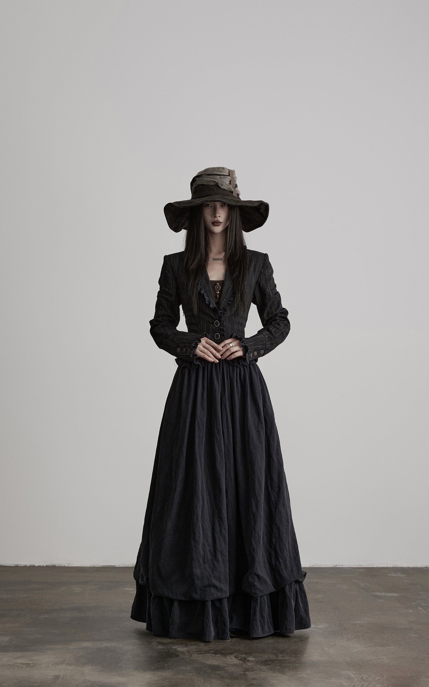 <tc>DOINDULGE</tc> Robe longue gothique structurée à rayures fines