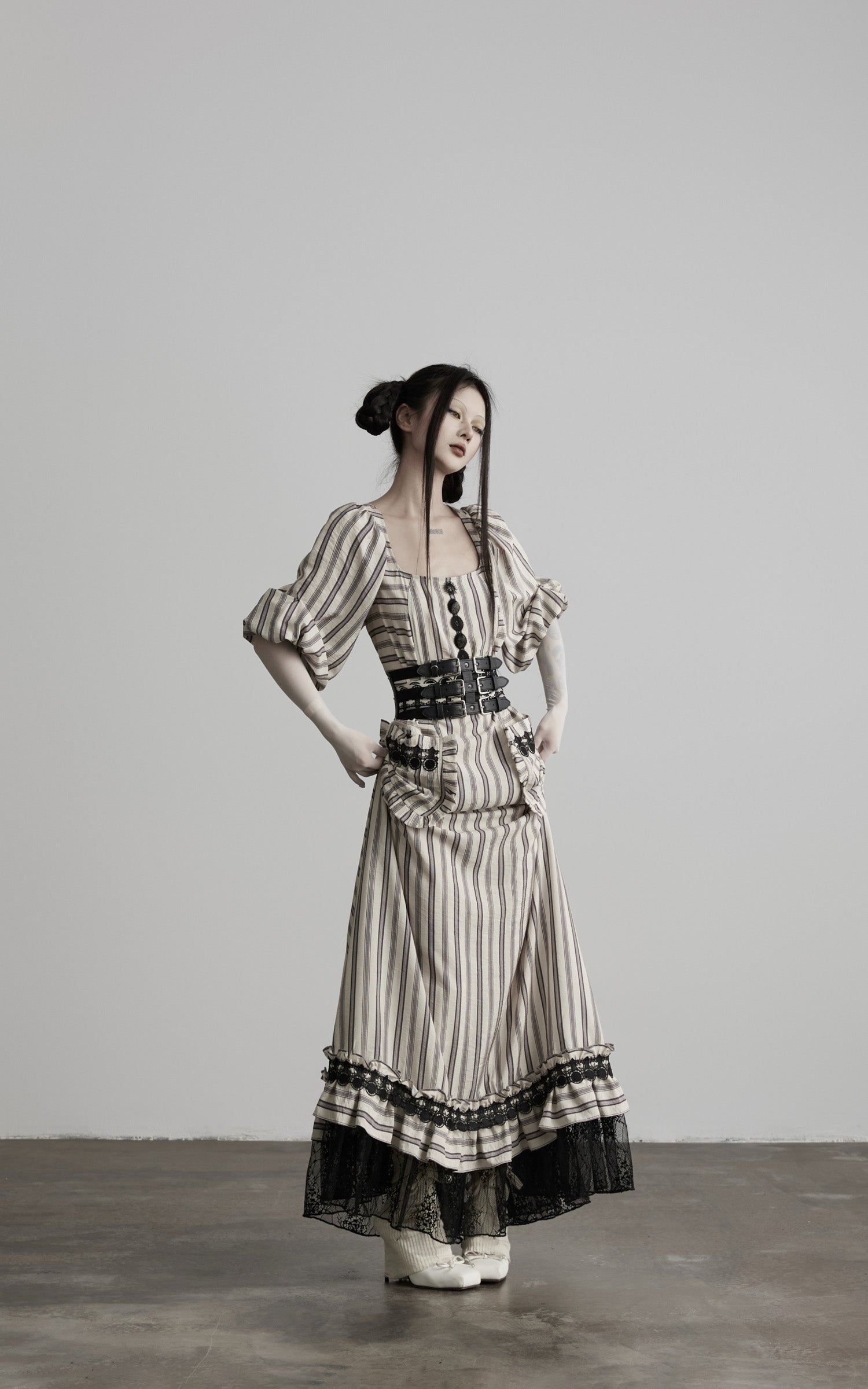 <tc>DOINDULGE</tc> Robe à rayures à encolure carrée, taille cintrée et garniture en dentelle