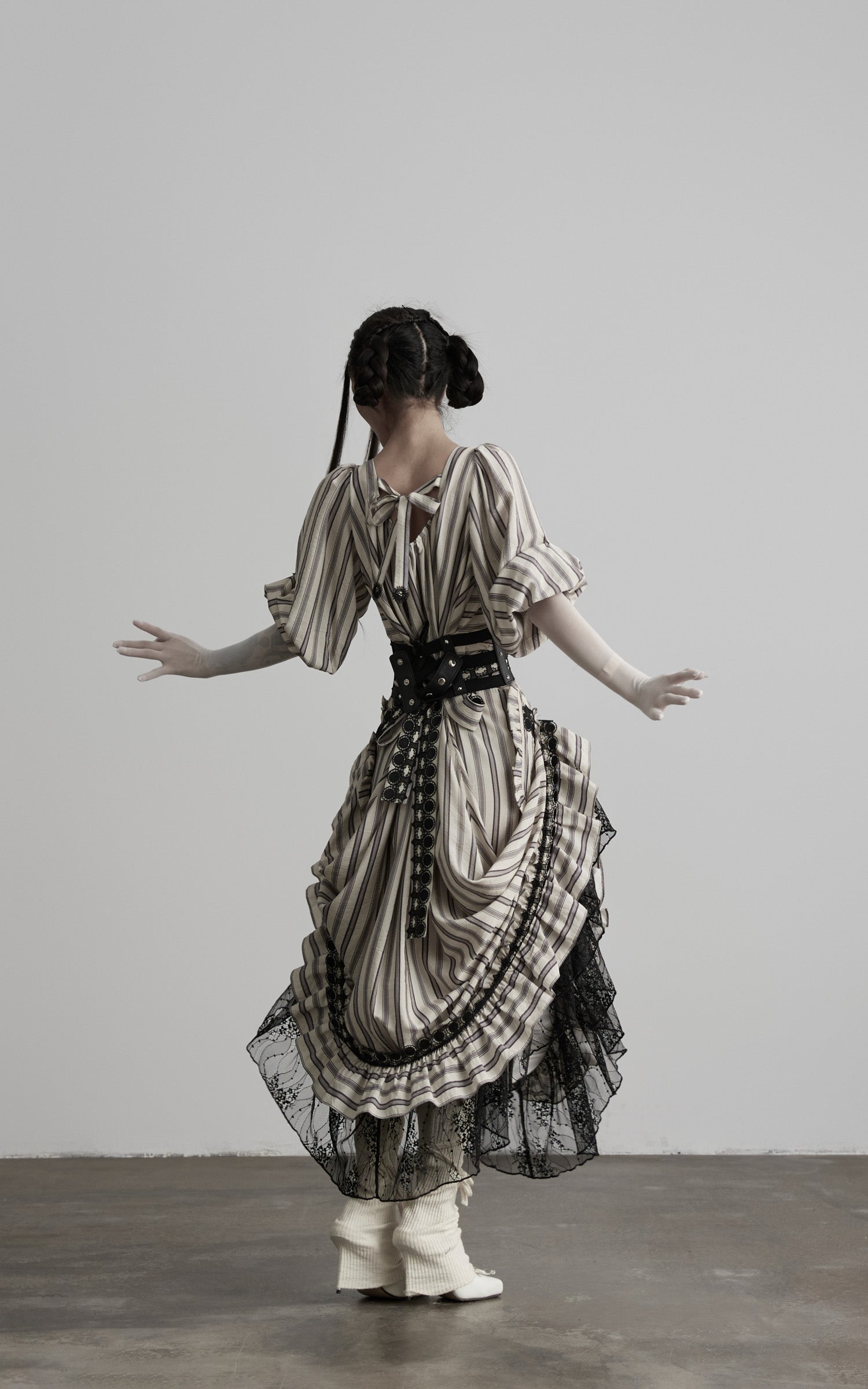 <tc>DOINDULGE</tc> Robe à rayures à encolure carrée, taille cintrée et garniture en dentelle