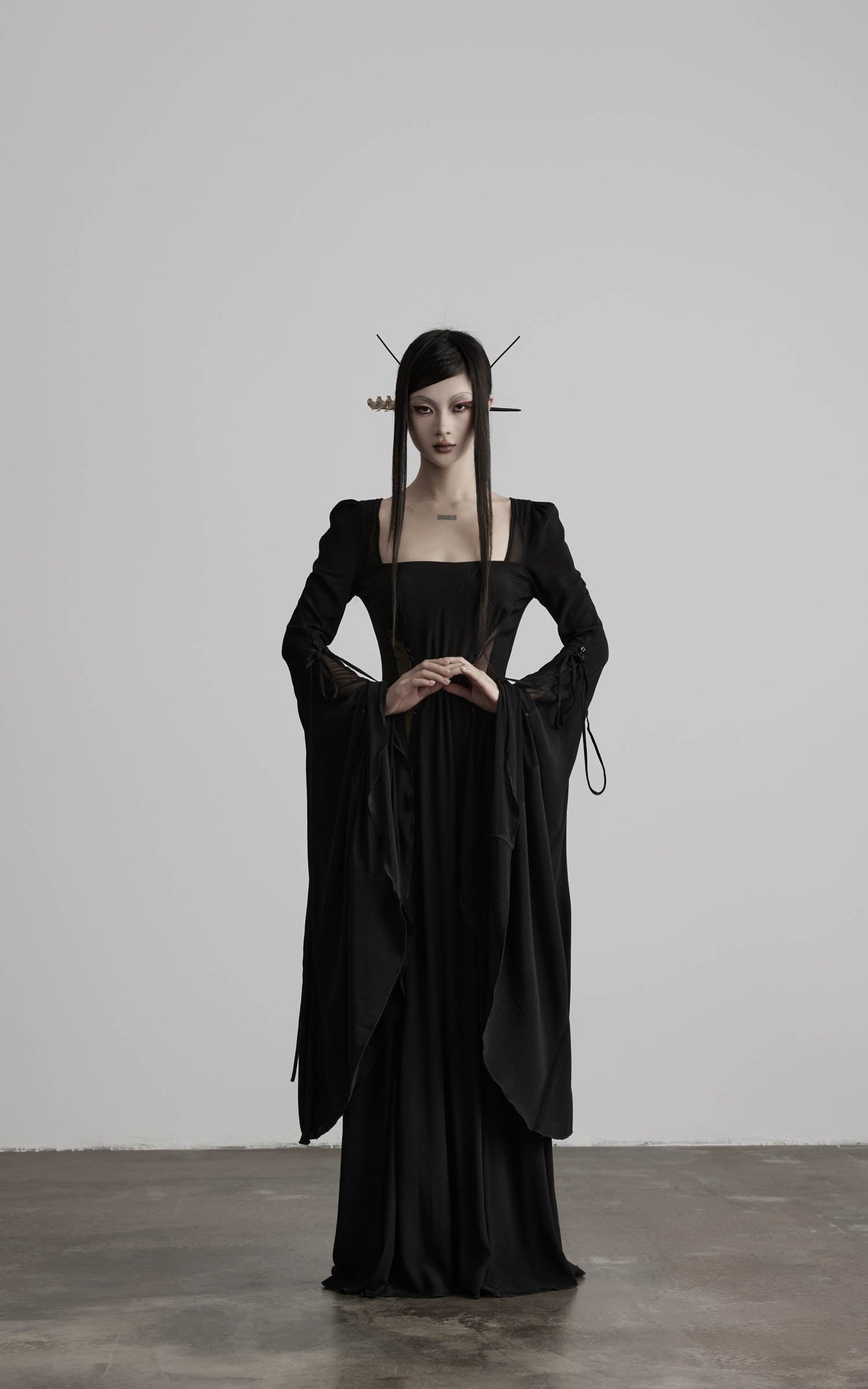 <tc>DOINDULGE</tc> Robe longue à manches évasées et encolure carrée
