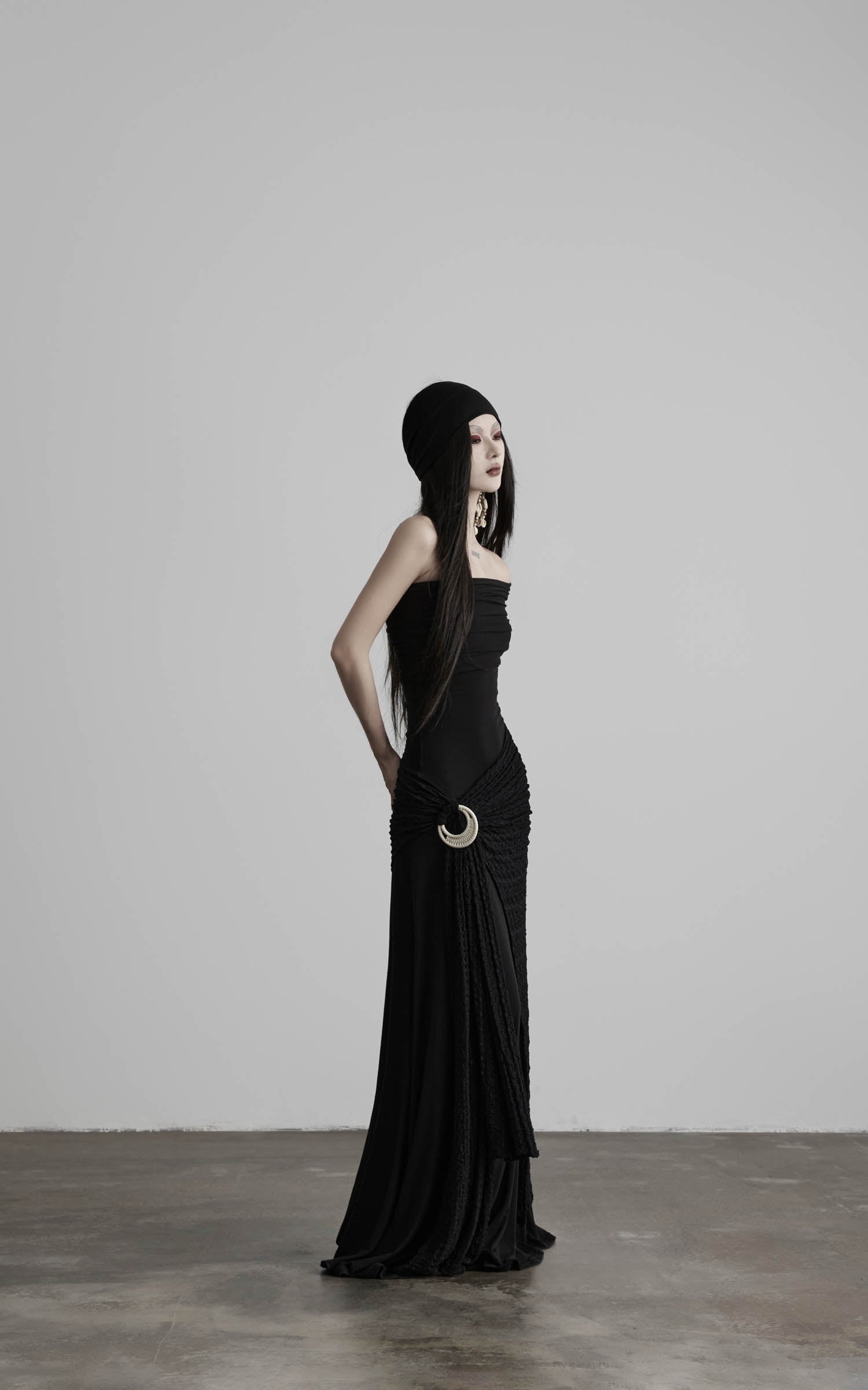 <tc>DOINDULGE</tc> Robe longue plissée à épaules dénudées