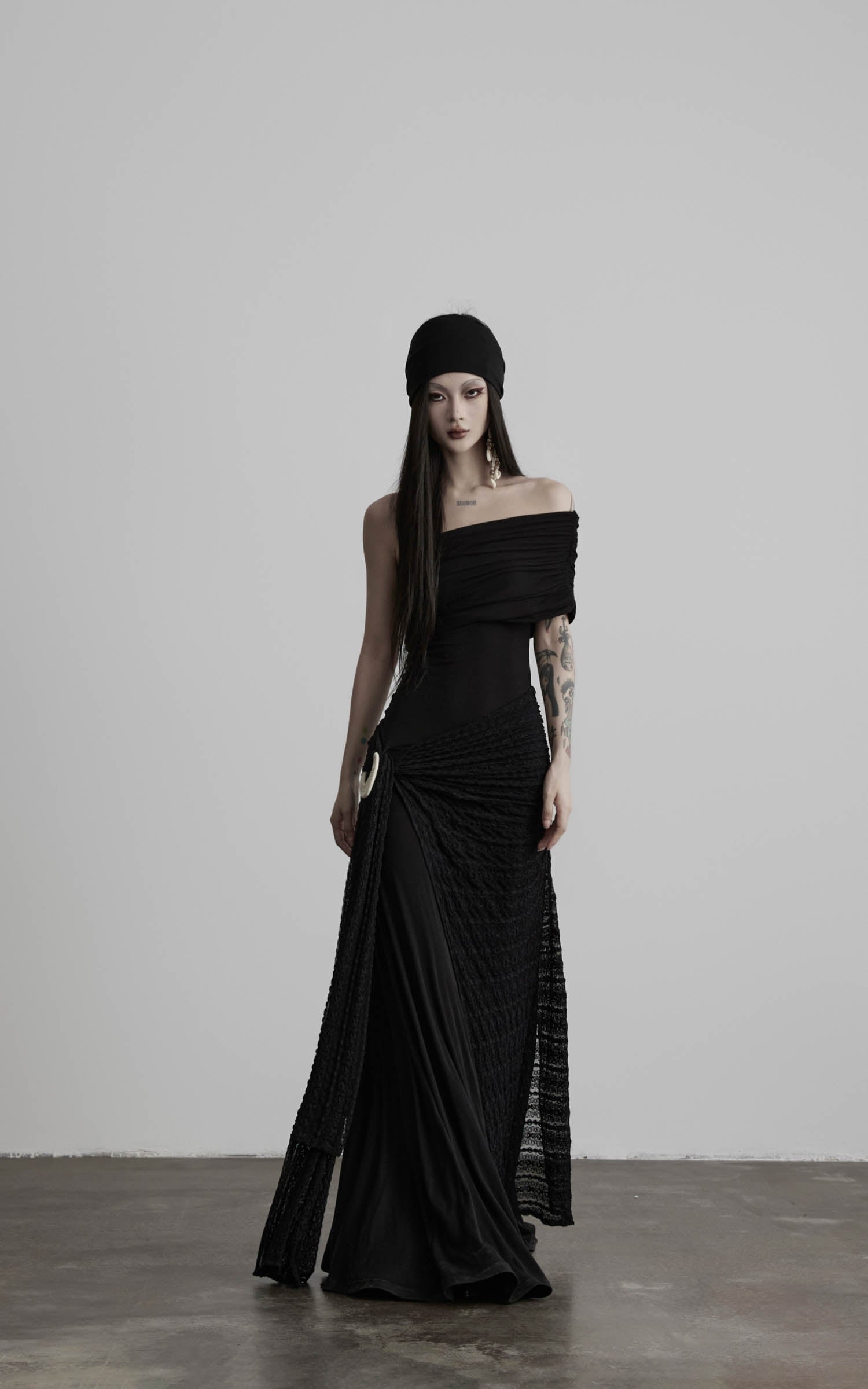 <tc>DOINDULGE</tc> Robe longue plissée à épaules dénudées