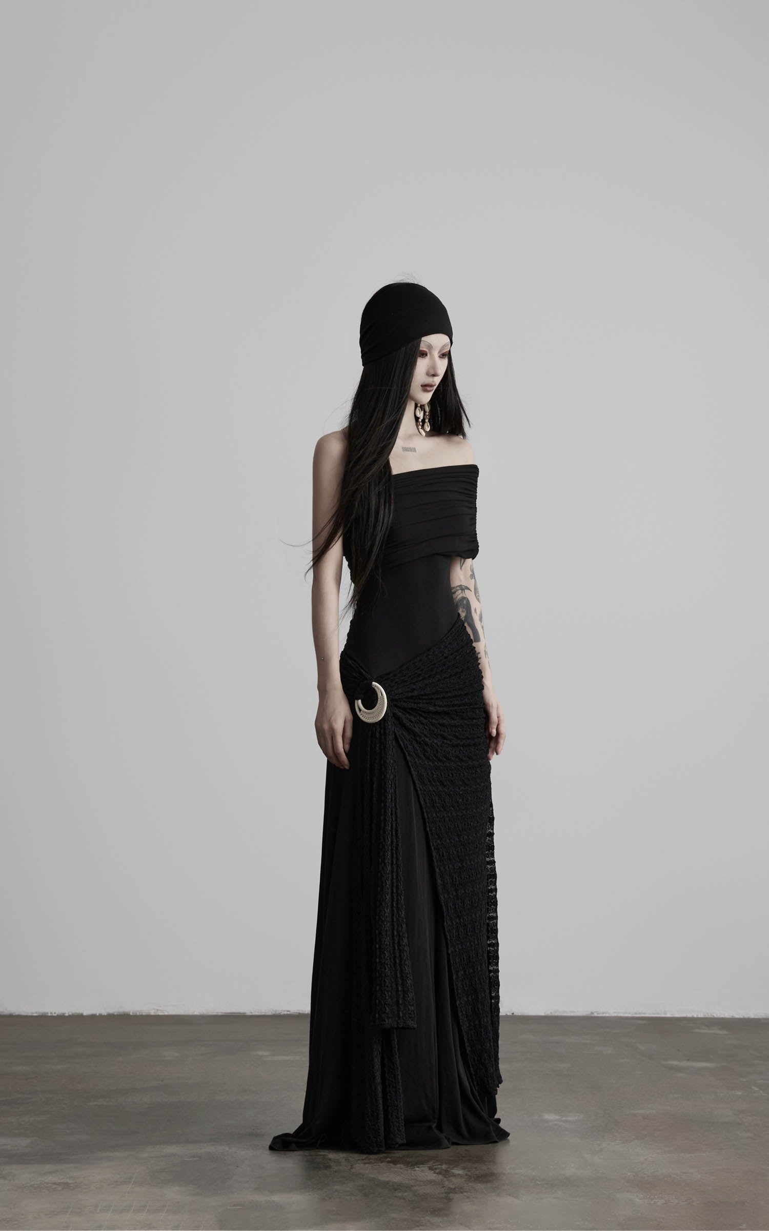 <tc>DOINDULGE</tc> Robe longue plissée à épaules dénudées