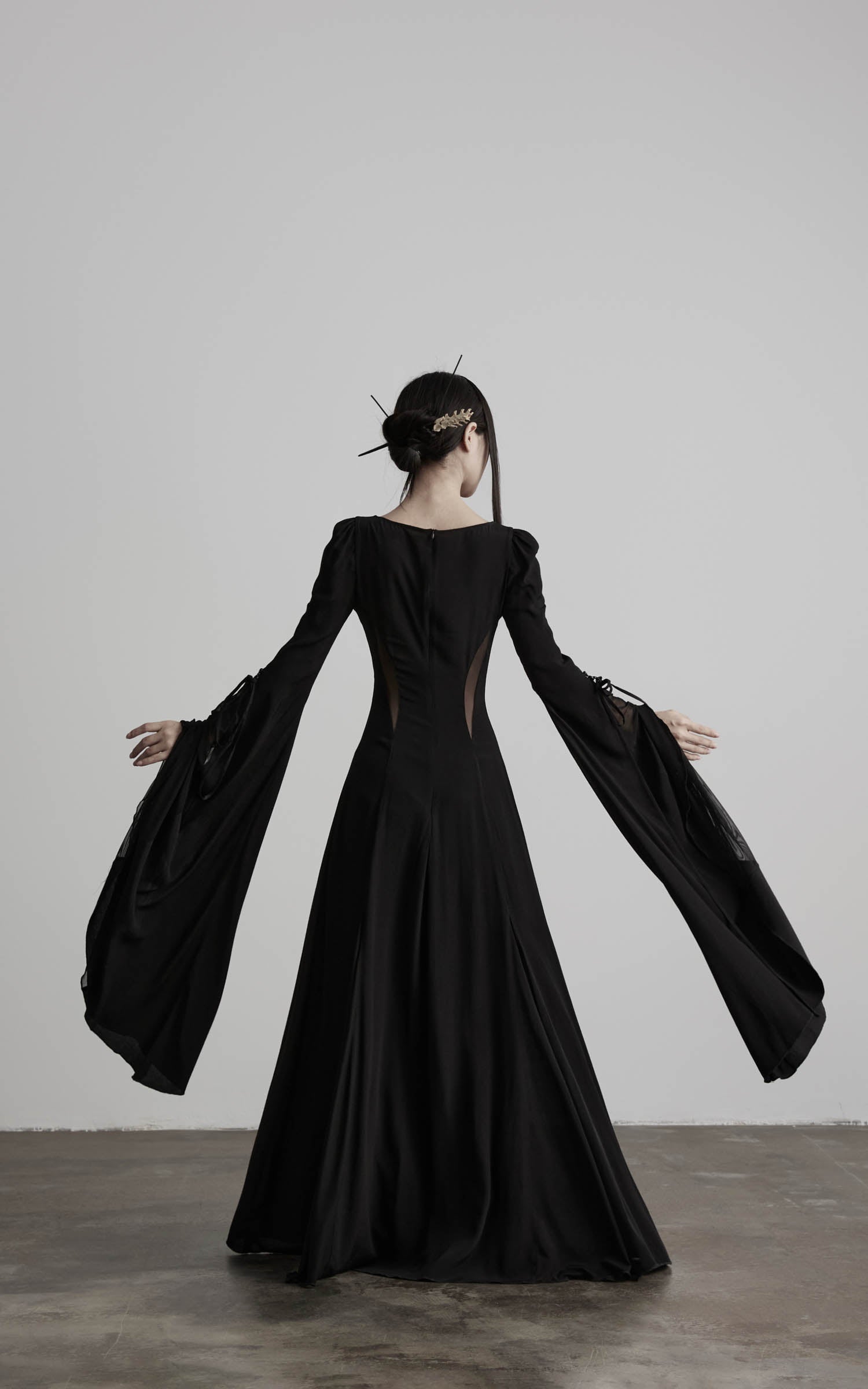 <tc>DOINDULGE</tc> Robe longue à manches évasées et encolure carrée