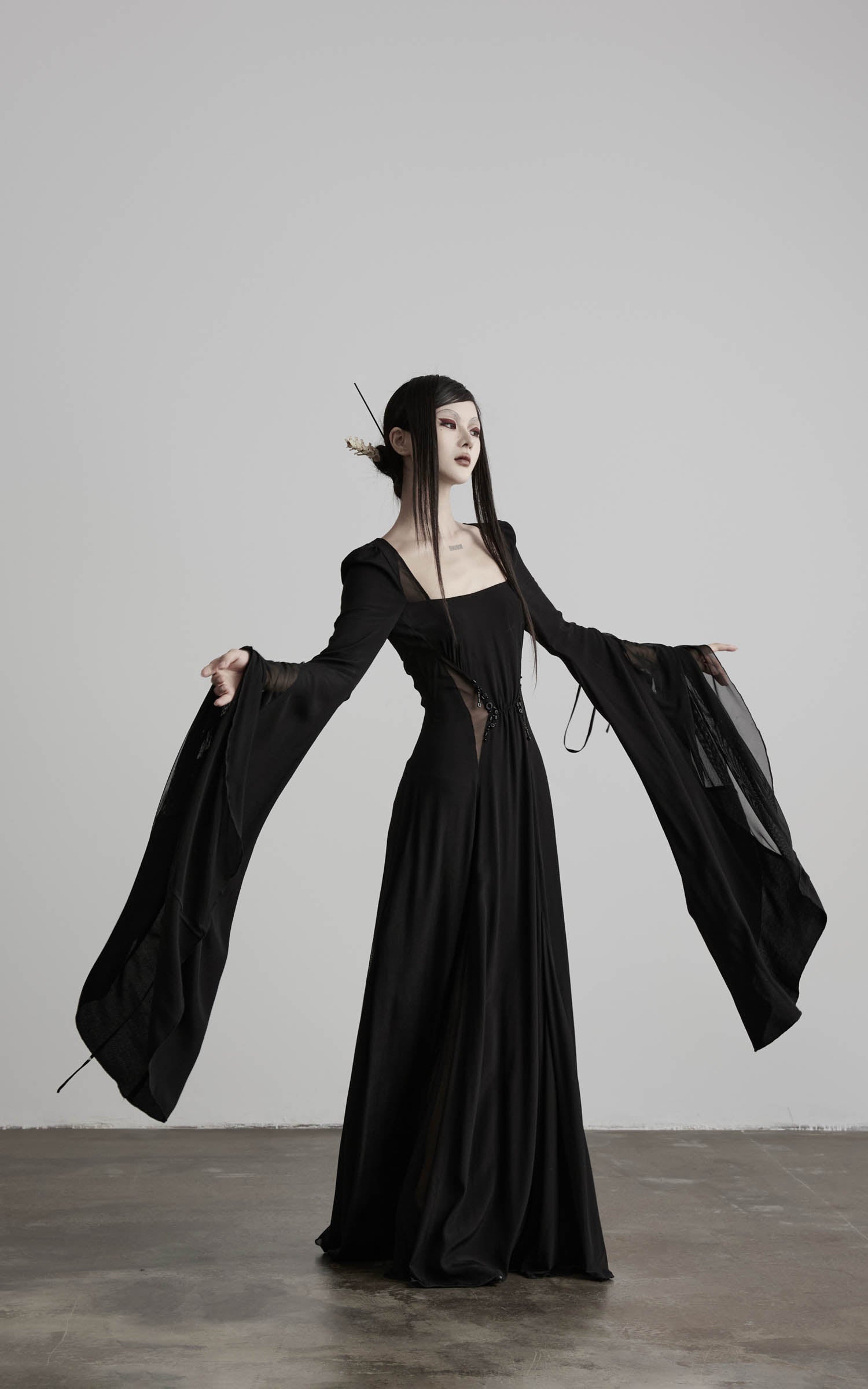 <tc>DOINDULGE</tc> Robe longue à manches évasées et encolure carrée