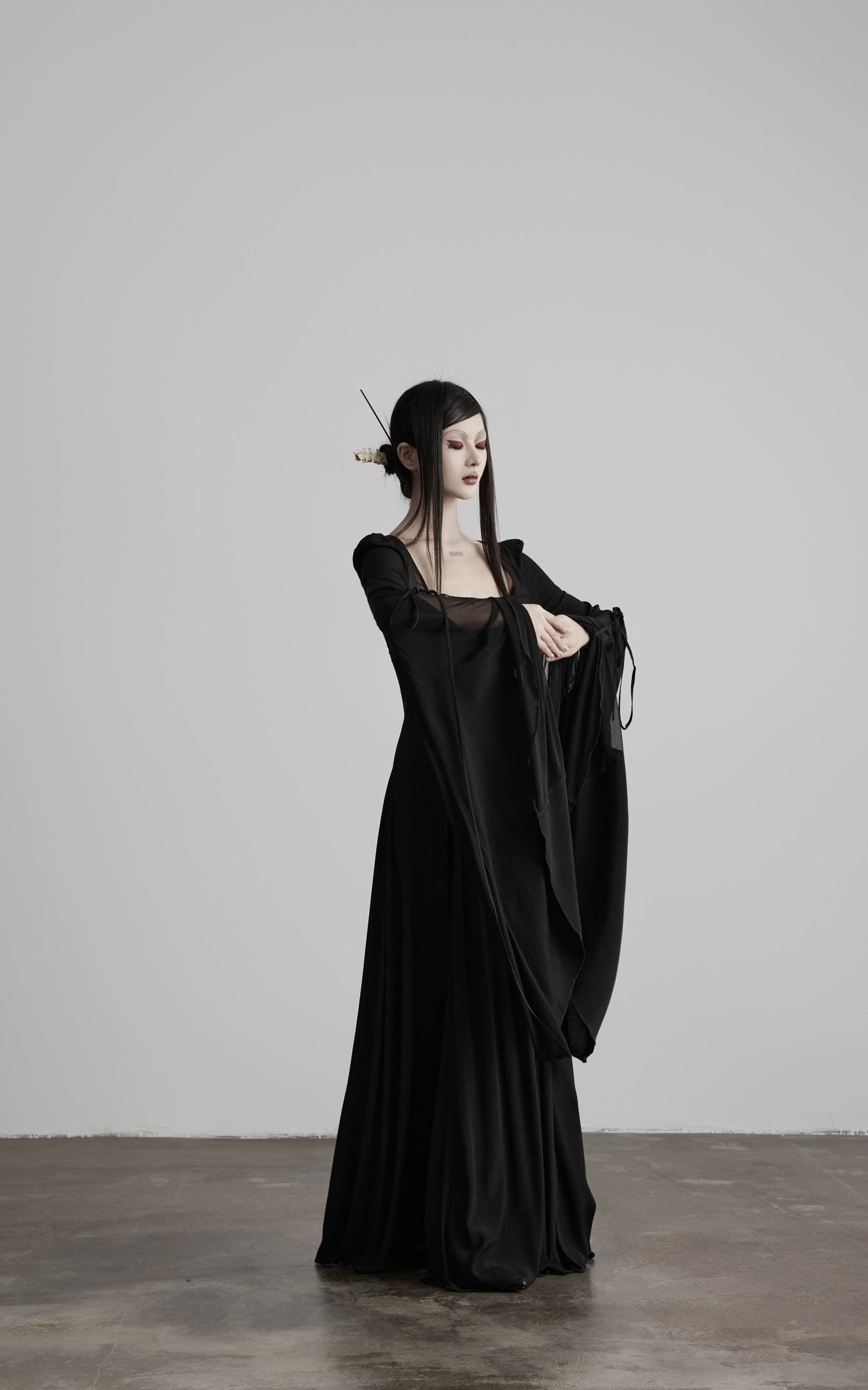 <tc>DOINDULGE</tc> Robe longue à manches évasées et encolure carrée