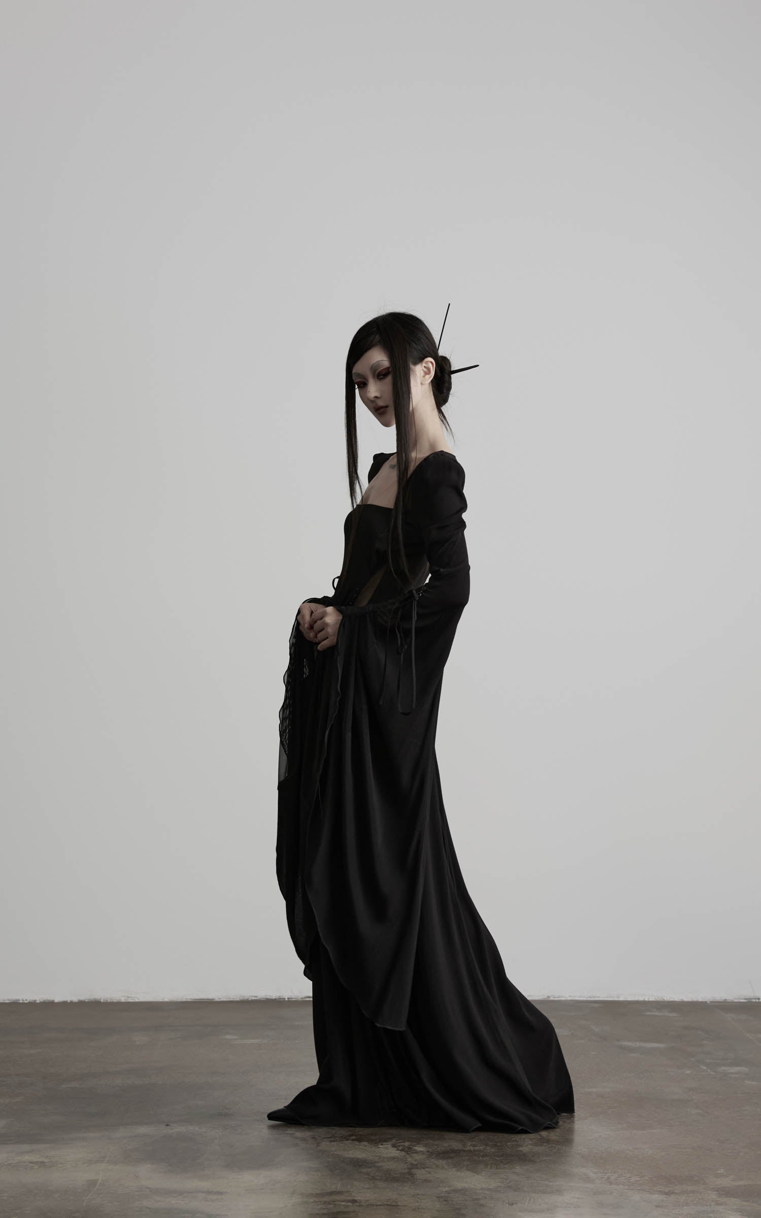 <tc>DOINDULGE</tc> Robe longue à manches évasées et encolure carrée